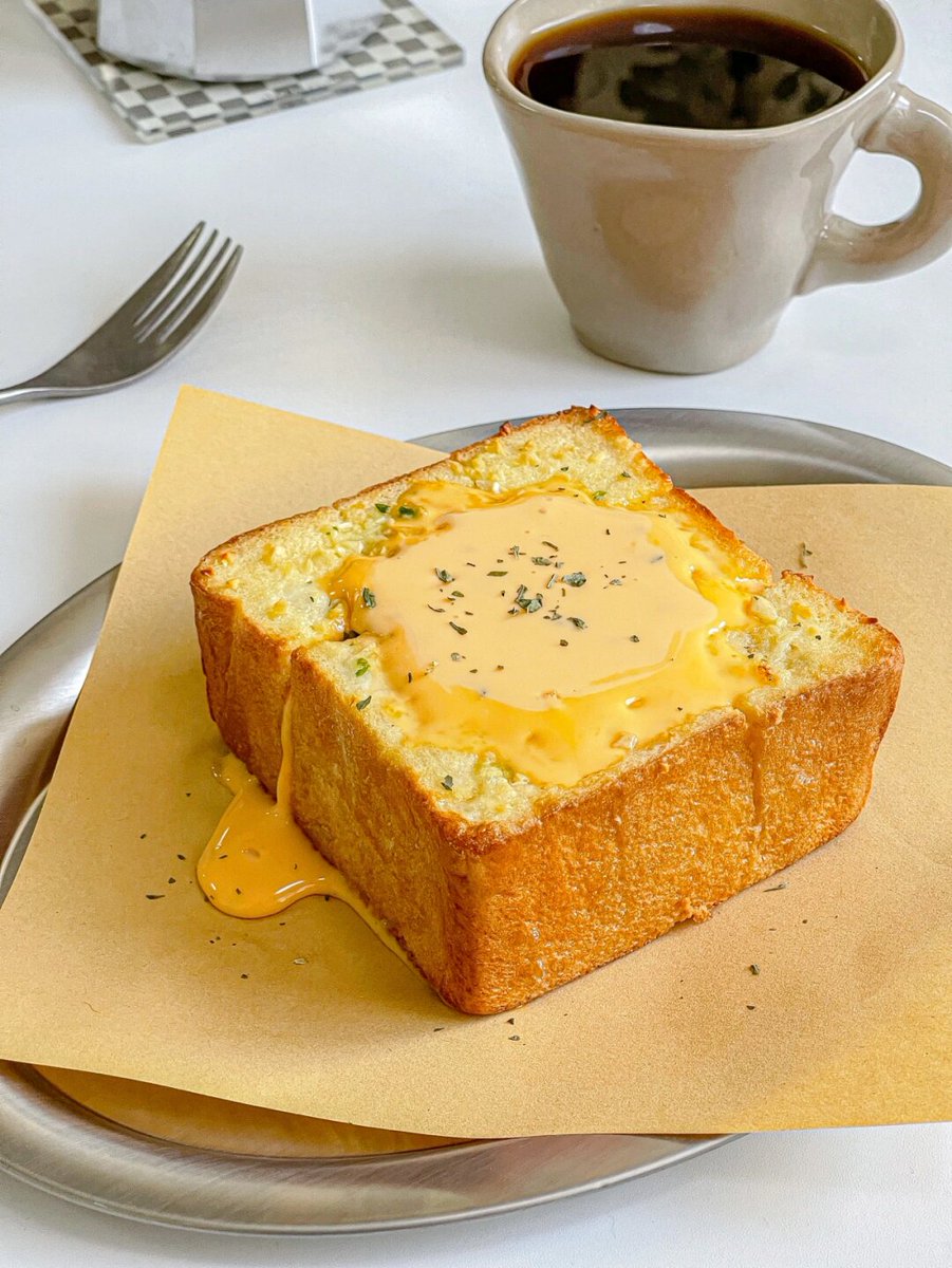 qumailcons's tweet photo. Just pulled the cheesiest, crispiest homemade garlic bread out of the oven—smell is already taking over my whole apartment ， https://t.co/V8tCroYCsc