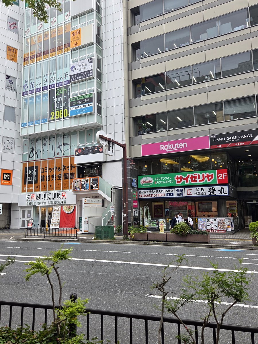 kuzira7562's tweet photo. そして江坂の写真をもうひとつ
あのネオジオランドが
あったあそこはもう…

『神座』なのか
『快活CLUB』なのか…
『サイゼリア』か…もはやわからない

ちなみにKOF2001での京の
必殺技である神塵(かむくら)の
元ネタといわれてるのが
写真のラーメン屋
『神座(かむくら)』なのだ https://t.co/T0pydAfW9f