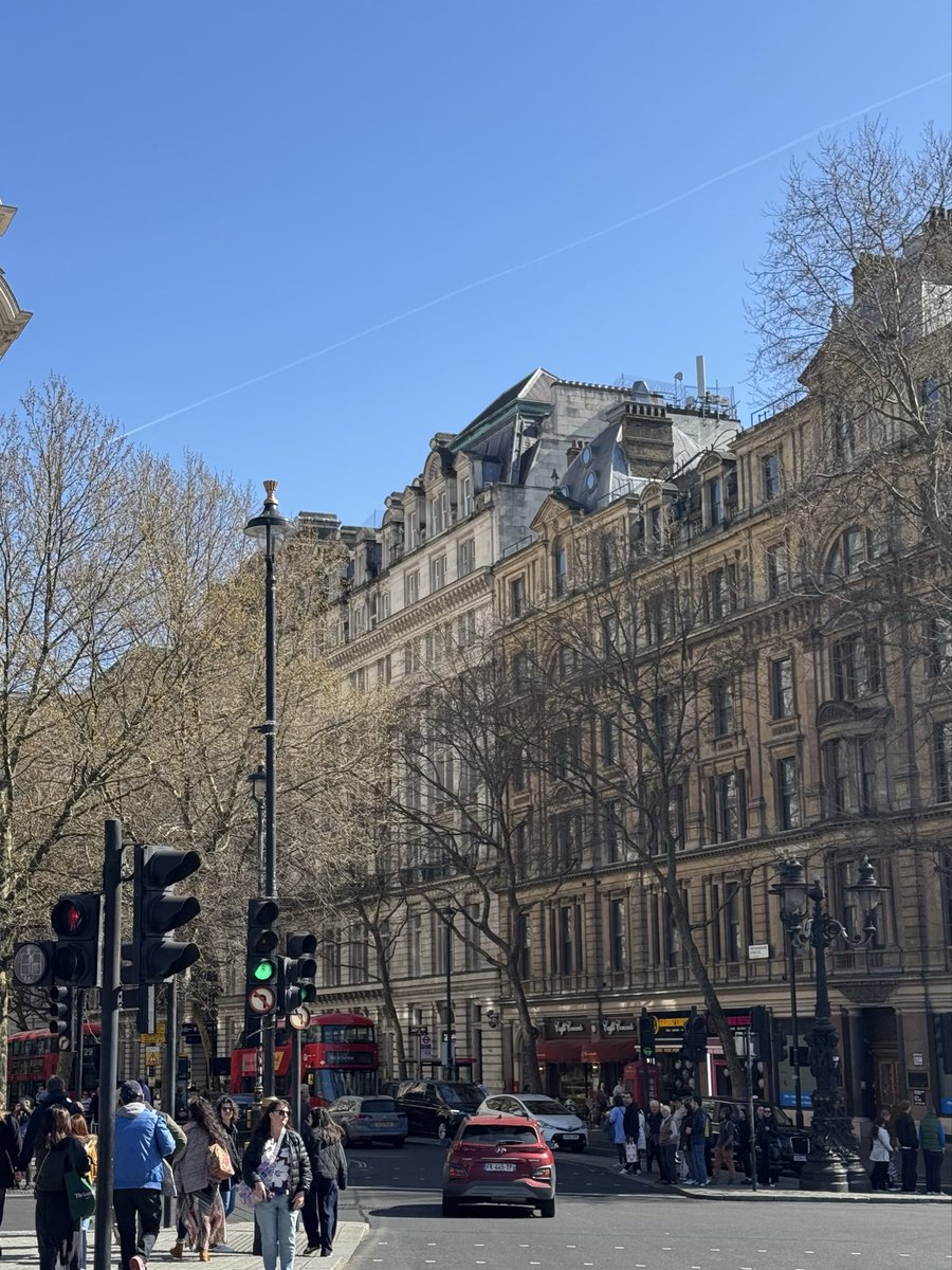 itfeelword's tweet photo. london, uk — นี่ถ่ายกล้องสดแบบไม่แต่งสี โชคดีมากช่วงที่ไปฟ้าเปิดถ่ายมุมไหนก็สวยไปหมดเพราะปกติที่นี่ขึ้นชื่อเรื่องฝนตกฉ่ำ แต่รวมๆคือตึกเก่าตึกใหม่ในเมืองเดียวกันสวยลงตัวมาก เดินเล่นเมืองเพลินๆดี 🤎🏛️☕️ https://t.co/mXD0Z3XImm