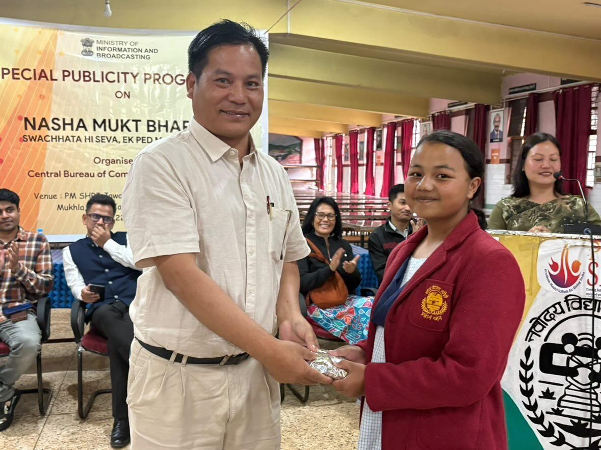 CBCShillong's tweet photo. @WailadmikiS @PIBShillong @CBC_MIB @MIB_India Prizes were also presented to the students who won in the Art Competition and Open Quiz Competition on Nasha Mukt Bharat &amp; Swachhata Hi Seva at the Spl. Outreach Program organized by CBC Shillong

@WailadmikiS @PIBShillong @MIB_India @CBC_MIB https://t.co/zzBLpnP09B