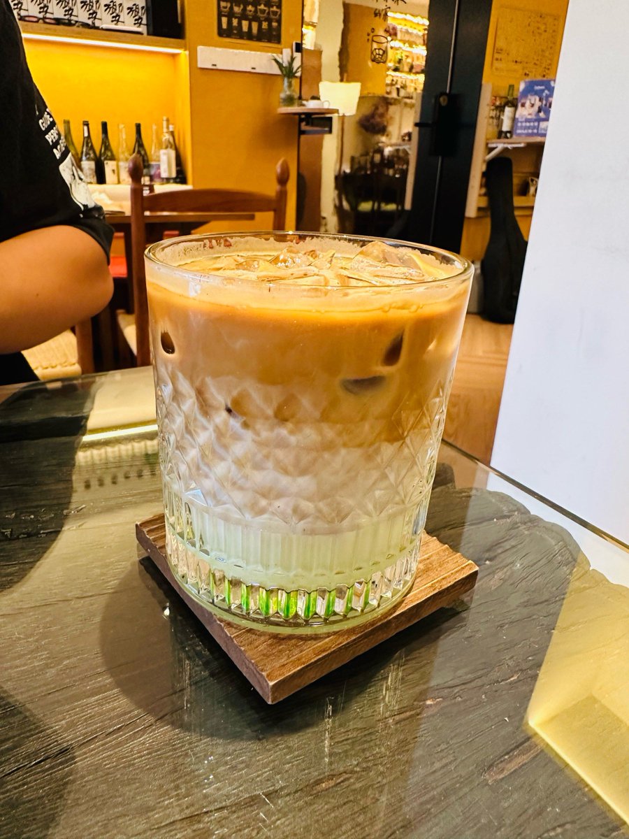 NikValentajn's tweet photo. [Make a cozy iced latte in 2 mins! Brew 1 shot espresso, pour over ice, add oat milk u0026 a dash of vanilla syrup. Perfect morning pick-me-up!]， https://t.co/D3bCYHU7xd