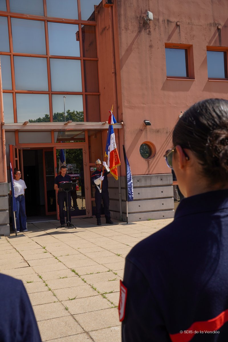 SDIS85's tweet photo. Samedi, 62 sapeurs-pompiers volontaires tout juste recrutés ont participé à une matinée d'accueil au SDIS de la Vendée. Ateliers de présentation et cérémonie de remise de l'écusson du corps départemental ont ponctué ce moment.
👏 Bienvenue et merci pour cet engagement ! https://t.co/v1x9oOmKjJ