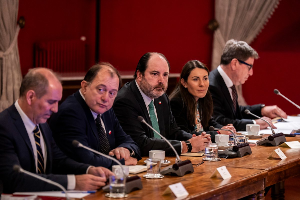 MintrabChile's tweet photo. Centrado en empleo y reactivación: ministro Tomás Rau participó en el quinto Consejo de Gabinete

El ministro del Trabajo y Previsión Social fue parte de un nuevo Consejo ampliado de Gabinete encabezado por el Presidente José Antonio Kast en La Moneda.

#TrabajandoparaUsted https://t.co/3rYa2HcipU