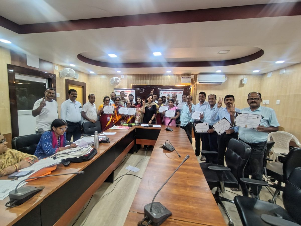 BDO_Balianta's tweet photo. 25 BLOs under Balianta Block were felicitated with Appreciation Certificates for achieving 100% digitization under #SIR_2026. Their sincere efforts and dedication ensured the successful completion of the digitization process.
#SIR_2026 @DMKhordha @OdishaCeo #BaliantaBlock https://t.co/HUqrTnd4gN