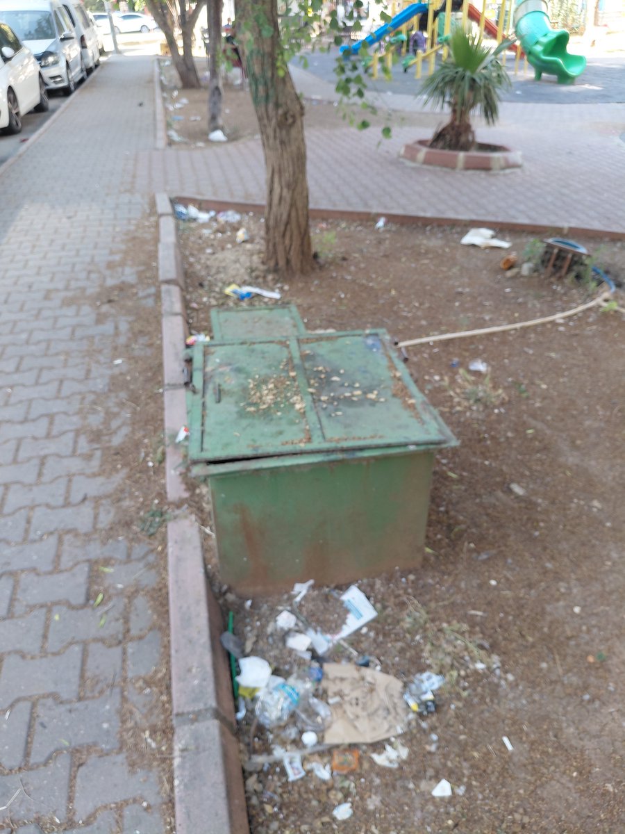etihus's tweet photo. @01Saniye @SeyhanBelediye  pınar 1 noku çocuk parkında çocuklar pislik ve sinek içinde oynamaya  çalışıyor  l��tfen görevinizi  yapın https://t.co/nV3vwTaZEJ