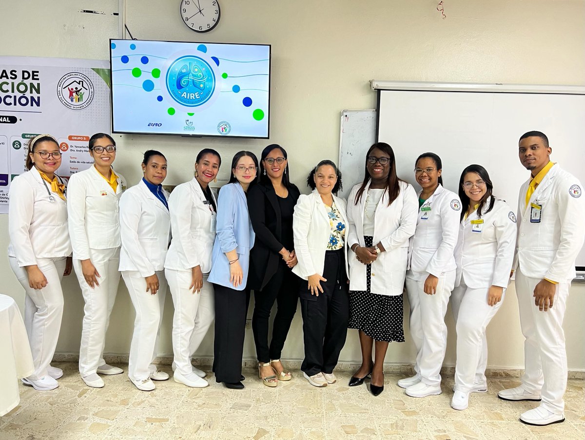 DocenteSanto's tweet photo. Los residentes de Medicina Familiar y Comunitaria del Hospital Docente SEMMA SD culminaron la presentación de sus proyectos finales de promoción y prevención en salud, abordando temas como asma bronquial y estilos de vida saludables. 
#SEMMA #Pyp #Programas https://t.co/wXD0KEAjIu