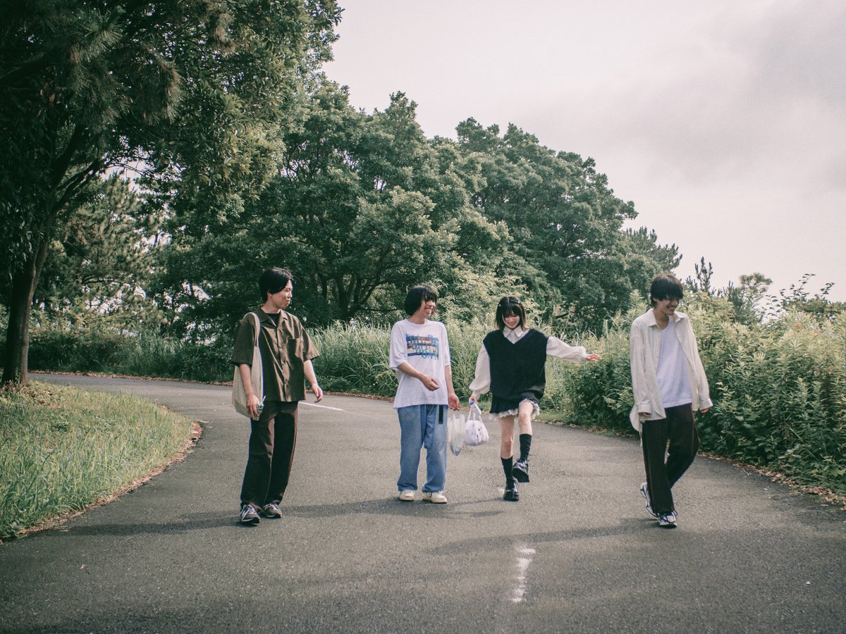 Oaiko_info's tweet photo. ~ Interview ~

どうめき @doumeki_oni のメールインタビューを公開しました。

https://t.co/1sP0xBE7aR
.
.
.
ボーカロイドでの楽曲制作プロジェクトから4人組のロックバンドへと発展し、6月16日に最新EP『ルーフトップ』をリリースしたどうめき。インターネットに出自を持つ彼らの楽曲は、しかしながら / だからこそ、どこにも接続しきれない無力感が漂う。そして、そんな虚しさへの抵抗としての切実な祈りは、ギミックよりもメロディや詞の強度となって、気怠くもまっすぐに伸びていく。

『ルーフトップ』にはかねてからライブで披露されていた楽曲群が多数収録されていて、バンド然とした鋭さも強化。いくつもの眼でこちらを睨む百目鬼の悍ましさをひらがなに書き換える彼らの儚げなしたたかさは、何に消費されるためでもなく、いま現実のここで鳴る。メールインタビューにて、結成の経緯や影響源などを訊いた。

取材・編集：サイトウマサヒロ