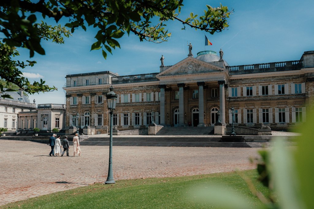 MonarchieBe's tweet photo. De Keizer en Keizerin van Japan zijn aangekomen in het Kasteel van Laken! ✨
Morgen gaat het staatsbezoek officieel van start in Brussel. Volg alle hoogtepunten via onze sociale media! 👀 https://t.co/gLGjeoFw6K