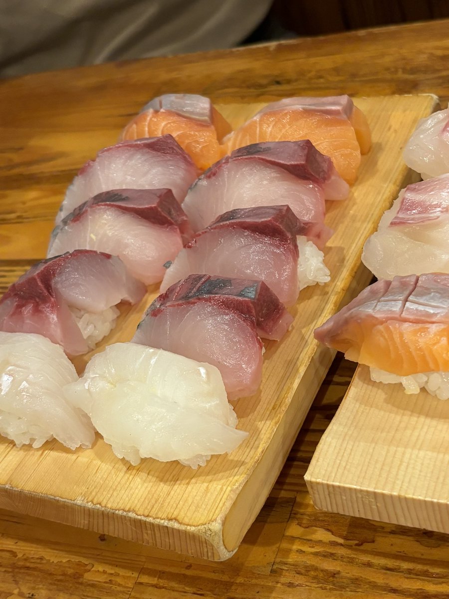 fooood_8991's tweet photo. 伊丹ほぼ初めて行った
ネタでかすぎてシャリ見えへんかった
となりのカレー屋さんも行きたかった
#すし https://t.co/N7P9W0DrFG