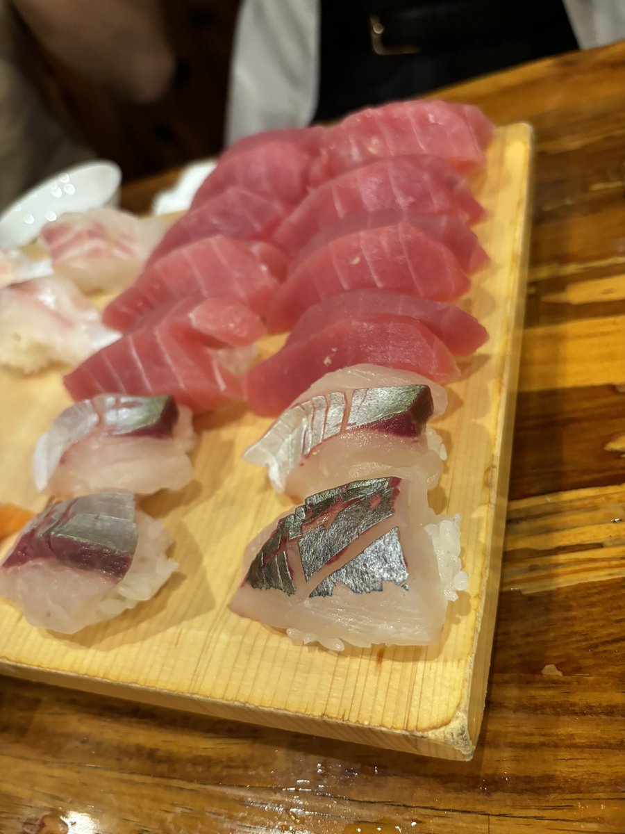 fooood_8991's tweet photo. 伊丹ほぼ初めて行った
ネタでかすぎてシャリ見えへんかった
となりのカレー屋さんも行きたかった
#すし https://t.co/N7P9W0DrFG