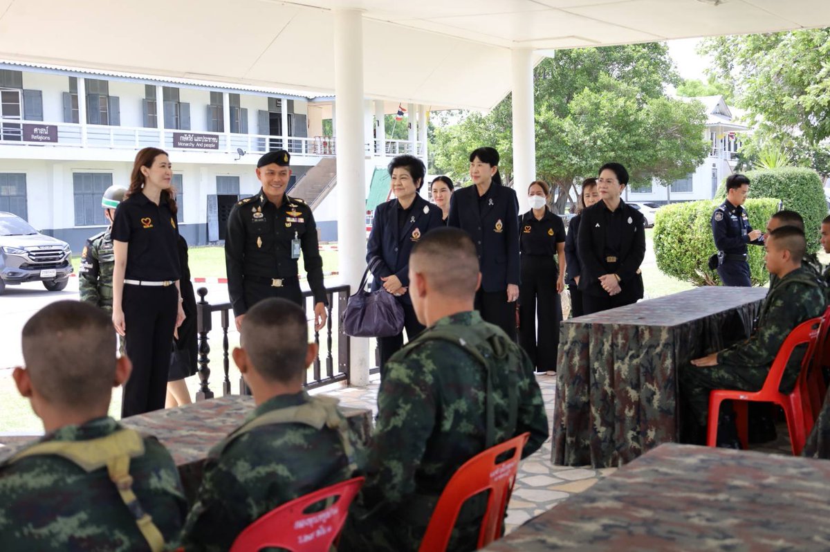 29Army291's tweet photo. พ.ท.อดิ​สัย​ เนตร​สว่าง​ ผบ.ร.29​ พัน.1​ ให้การต้อนรับ​ นางสาวเบญจพร รุ่งทรัพย์ไพบูลย์ ผู้พิพากษาหัวหน้าศาลเยาวชนและครอบครัวจังหวัดกาญจนบุรี ที่เดินทางมาเยี่ยมน้องๆ ทหารกองประจำการ ผลัดที่ 1/69 ในส่วนของศาลเยาวชนฯ จำนวน 15 นาย ที่สมัครทหารออนไลน์​ มาลงที่หน่วย​ ร.29​ พัน.1 https://t.co/3He6ZYGGU6