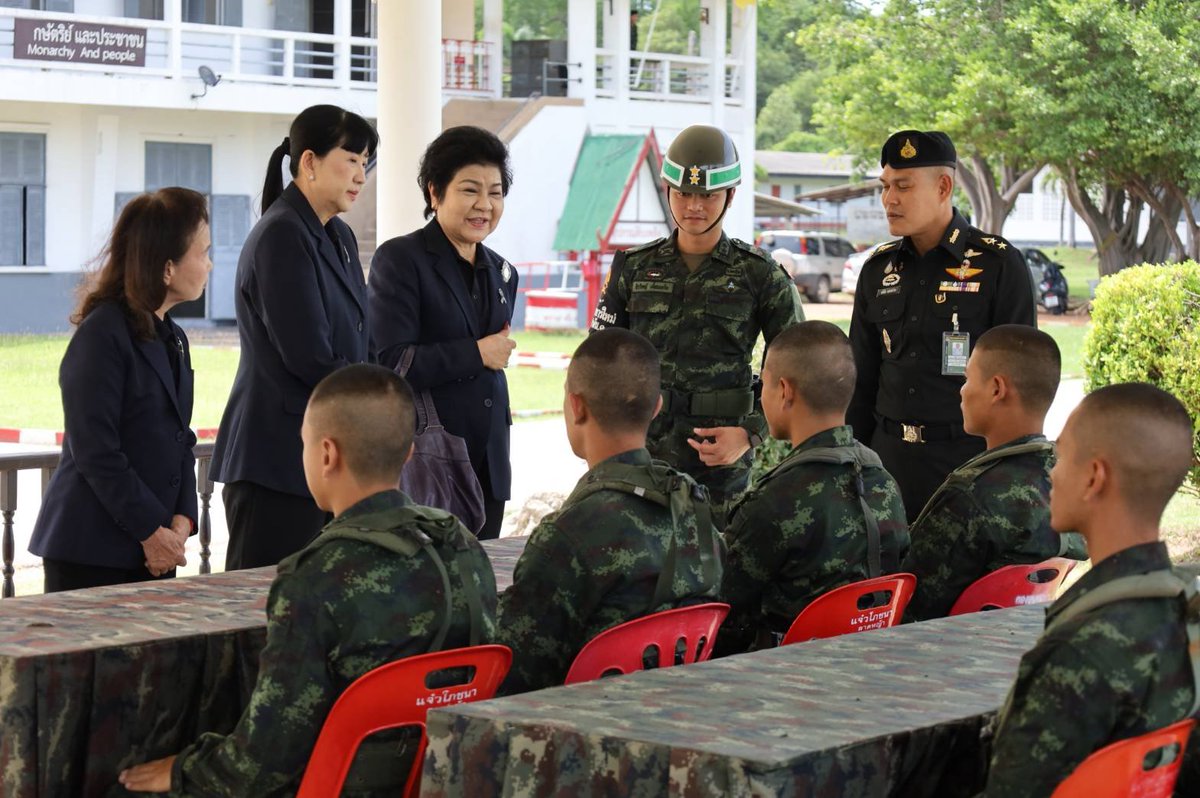 29Army291's tweet photo. พ.ท.อดิ​สัย​ เนตร​สว่าง​ ผบ.ร.29​ พัน.1​ ให้การต้อนรับ​ นางสาวเบญจพร รุ่งทรัพย์ไพบูลย์ ผู้พิพากษาหัวหน้าศาลเยาวชนและครอบครัวจังหวัดกาญจนบุรี ที่เดินทางมาเยี่ยมน้องๆ ทหารกองประจำการ ผลัดที่ 1/69 ในส่วนของศาลเยาวชนฯ จำนวน 15 นาย ที่สมัครทหารออนไลน์​ มาลงที่หน่วย​ ร.29​ พัน.1 https://t.co/3He6ZYGGU6