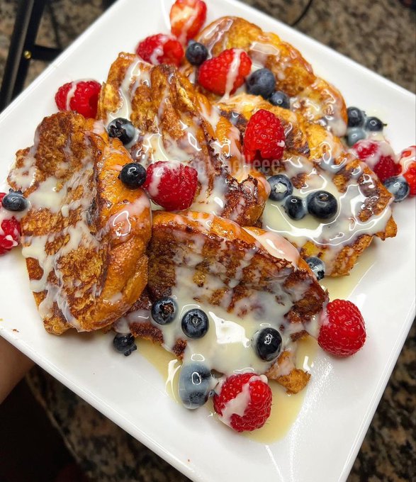 FoodPleaser's tweet photo. What’s your first thought when you see this French toast? https://t.co/fllS3nxxMz