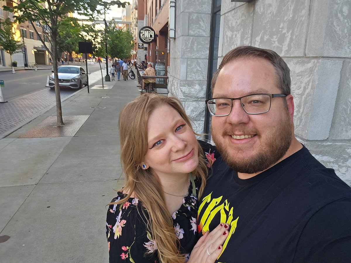 MikeBehrensWX's tweet photo. Happy Monday! Hope everyone is having a great start to the week!
I had a great weekend out celebrating my 6th wedding anniversary with my awesome wife Nikole and several friends from #10TV. How was your weekend?
#CentralOhio #ColumbusZoo #WeekendFun https://t.co/AUbilH8dz2