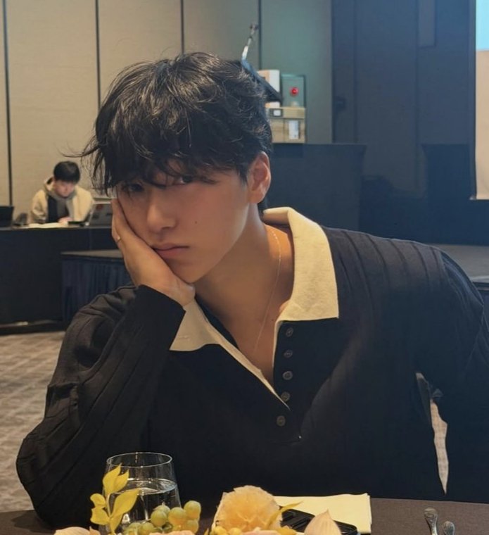 sirenwsn's tweet photo. wsn au where wy works part-time at the cinema but only takes late shifts because he's got classes during the day, which forces sn, who's been harboring a pathetic little crush on his coursemate, to drop by under the guise of always watching the latest movie available at night. + https://t.co/NtW3tLJYbv
