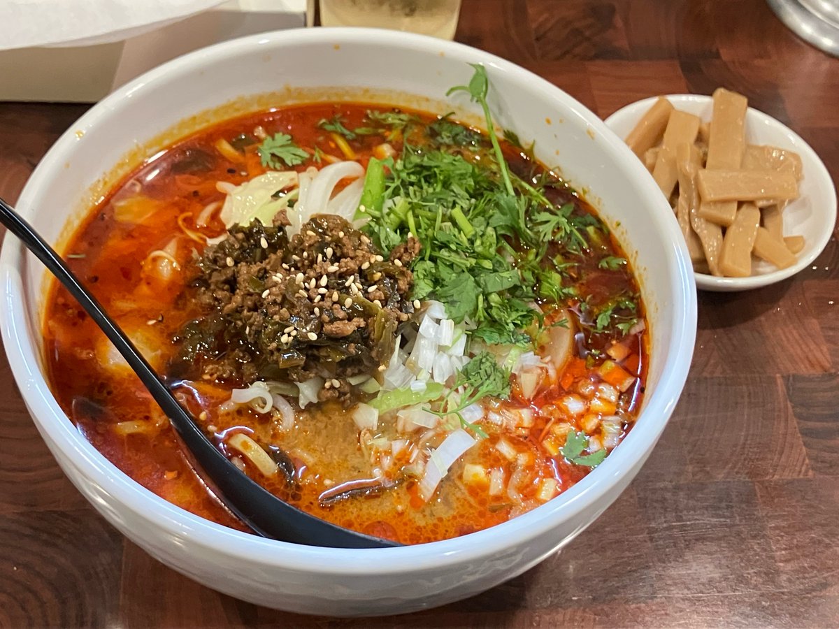 ArmadiRyo's tweet photo. そういや昨日〆のラーメンと一緒に青島ビールと樽ハイボール飲んだけどどちらもめちゃうまかったな🌝
特に青島ビール。こんなにフルーティだったっけ…？ https://t.co/2CaxzRKnEP