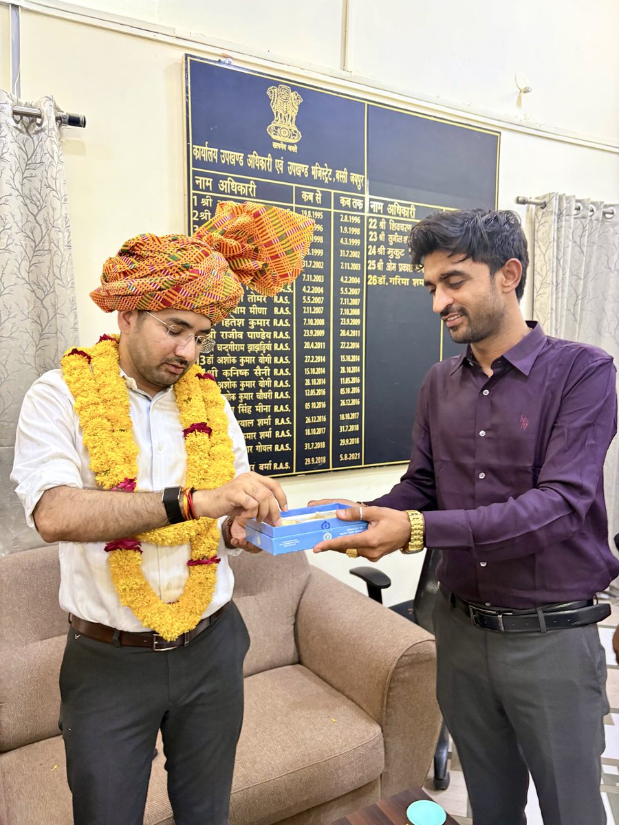 jitendra_0017's tweet photo. आज बस्सी (जयपुर) के माननीय एसडीएम श्री दीपक सिंह खटाना जी से सौजन्य भेंट कर साफा एवं माला पहनाकर उनका सम्मान किया 🙏

#bassi #jamwaramgarh #jaipur #jitendrajharwalofficial #kanota https://t.co/1ygJSJGTph