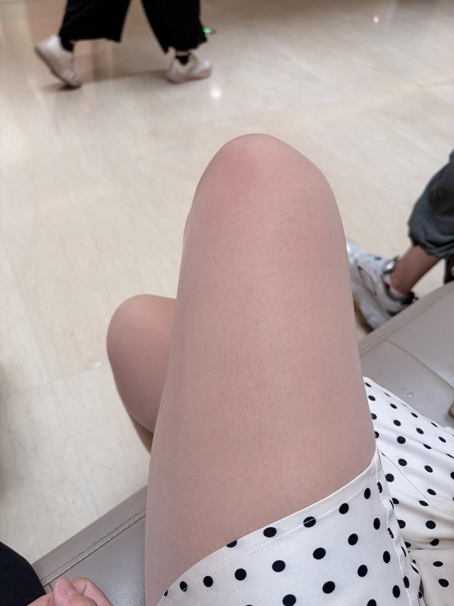 yznainiumao's tweet photo. 和女友见面啦😍😍😍 懂事的女友已经学会见面就要穿丝袜了 这次特意穿的油亮丝 一路上回头率爆表🤤油亮肉丝加小白袜还是太拿捏人了 https://t.co/629igoQmBY