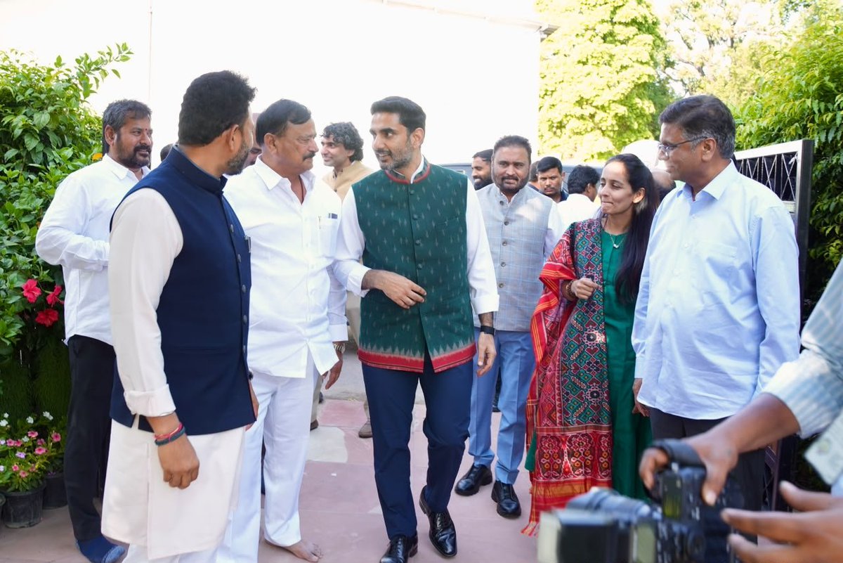 BKP_offical's tweet photo. ఢిల్లీలో రిపబ్లిక్ టీవీ నిర్వహిస్తున్న కాంక్లేవ్ మరియు ఇండియన్ఏక్స్ ప్రెస్ నిర్వహిస్తున్న ఎక్స్ ప్రెస్ అడ్డా కార్యక్రమాలలో పాల్గొనటానికి విచ్చేసిన ఐటి మరియు విద్యాశాఖ మంత్రి నారా లోకేష్ గారిని ఢిల్లీలో మర్యాదపూర్వకంగా కలవడం జరిగింది https://t.co/Mr4hvGGFu5