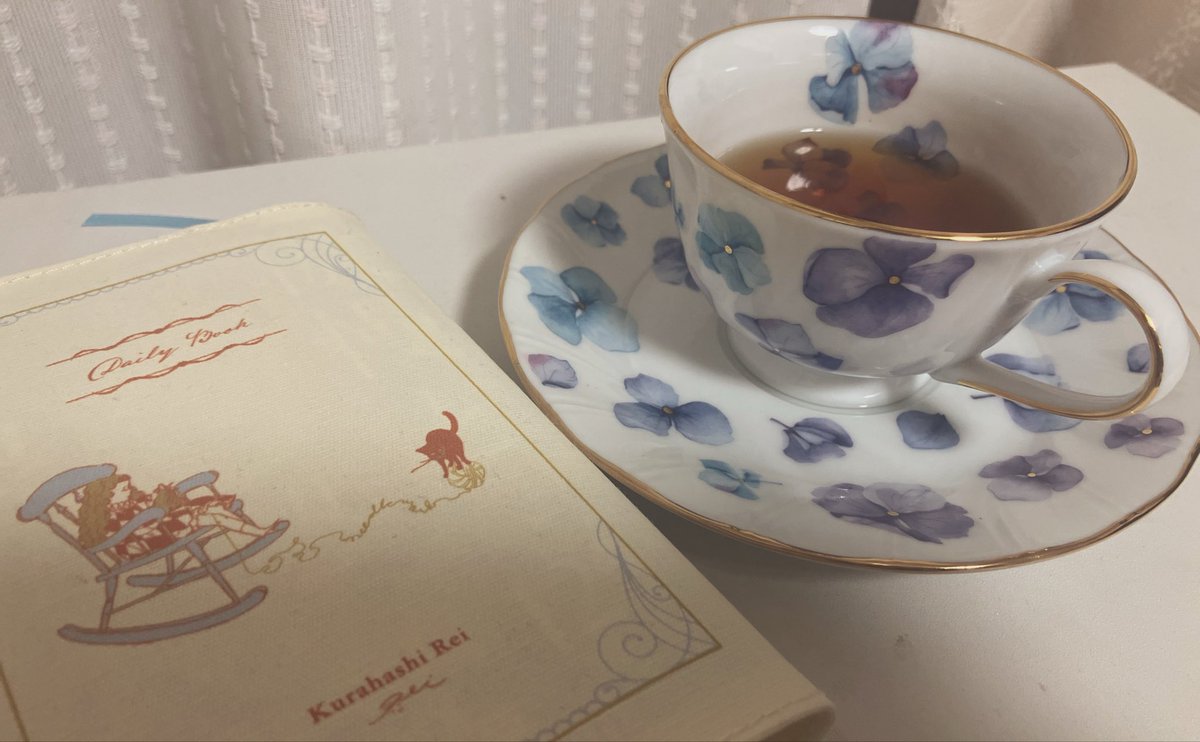 0range_ch0c0lat's tweet photo. 読書タイム☕️
お気に入りの紫陽花のティーカップ！
カップの中にも花びらがあるのが最高 https://t.co/ddetpR6Gfk