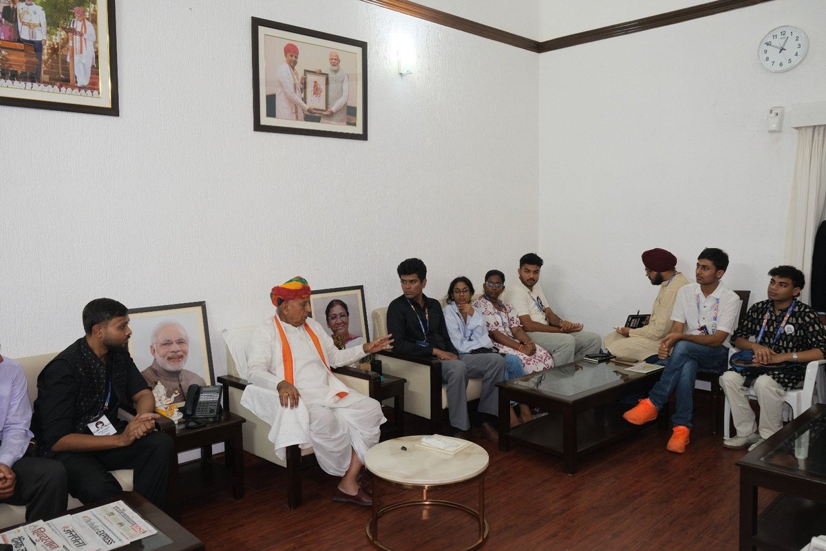 mpbhagirathbjp's tweet photo. आज नई दिल्ली स्थित राजकीय आवास पर "छात्र संसद" और "इंटरननेशन" की "इंडिया लीडरशिप रेज़िडेंसी" के तहत IIT, IIM, NLU और प्रमुख प्राइवेट यूनिवर्सिटीज़ के होनहार छात्रों के एक दल के साथ संवाद किया।

#YouthLeadership #ChhatraSansad  #NationBuilding #RuralInnovation
#YoungIndia https://t.co/b4L0ZxlKo7