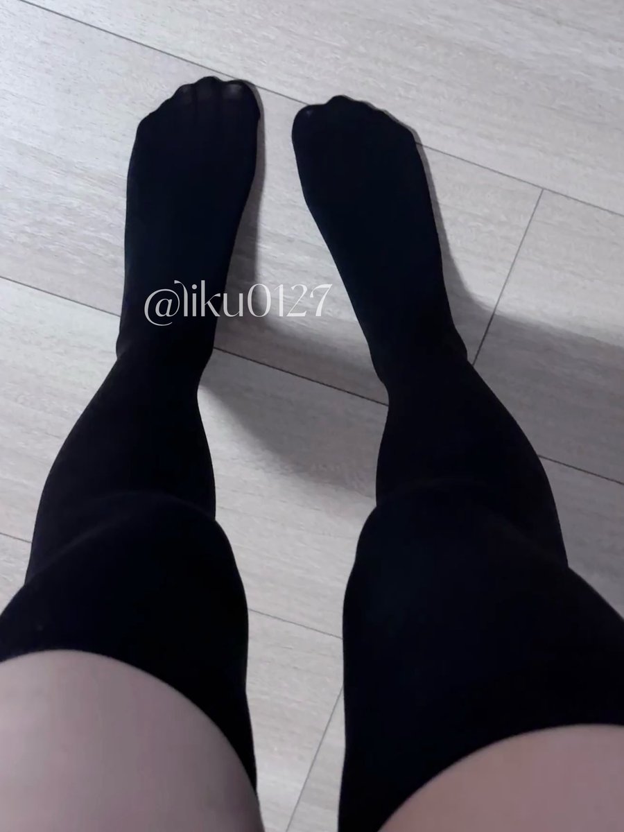 liku0127's tweet photo. 没人喜欢的样子 #小狗 #腿 #过膝袜 #主人 #足 https://t.co/EdkwhEaQsW
