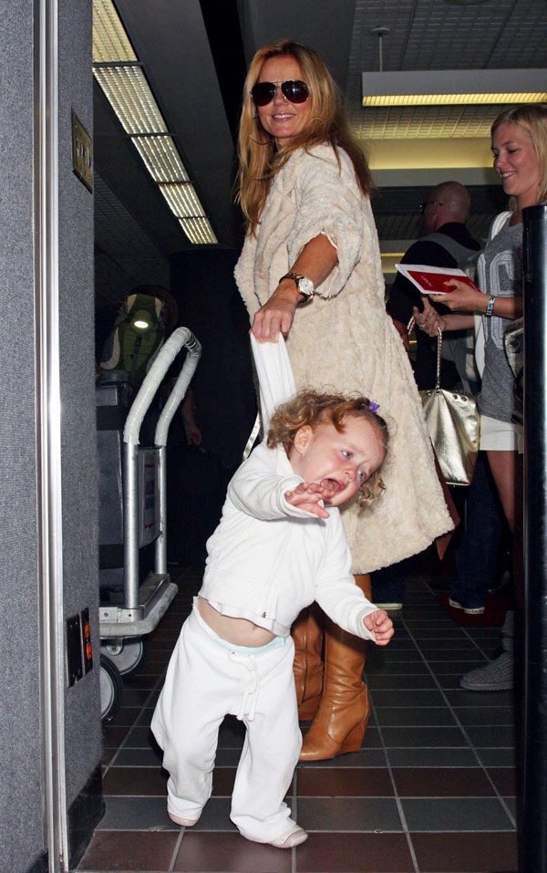 GGARCHIVEUK's tweet photo. Geri Halliwell drags her daughter through LAX (2008) https://t.co/OBAfBQgIdf