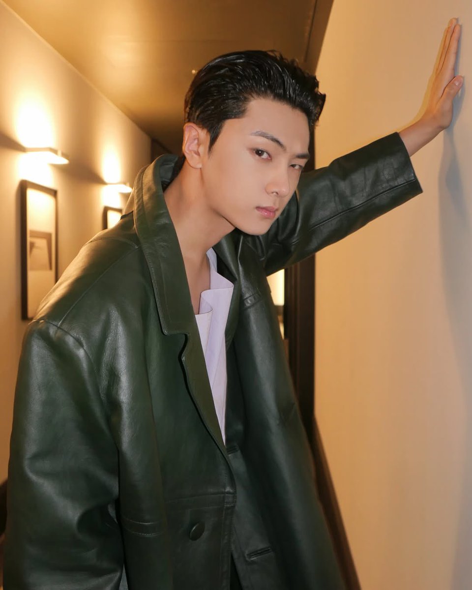 mainlyjay's tweet photo. THIS JAY FOR PRADA HELLO?? 

#PRADAxENHYPEN #PRADASS27 https://t.co/DRcSXtly1L