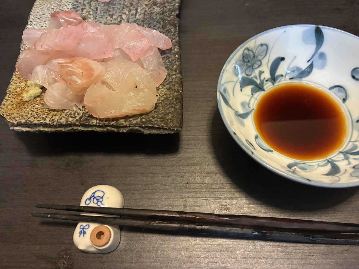 drunkenviolence's tweet photo. 宮城県は塩竈市の純米夏酒浦霞
さすがの浦霞
フワッとお米の甘みが広がって終わり辛口で締まる
美味いお酒ですな
しかもお得なお値段
肴は平目刺身他
ぐい呑は唐津 https://t.co/A9QgzDmFSV
