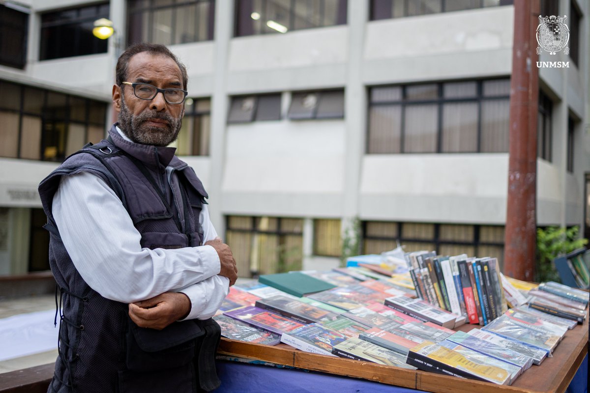 UNMSM_'s tweet photo. 📚🏛️ Cinco décadas ligadas a San Marcos, casi cuatro de ellas en un oficio que sobrevive a la era digital y a la dura realidad de que, hoy en día, la gente acostumbra a leer menos. 📖✨

👴📚 Ciro Palomino bordea los 75 años y dos tercios de su vida convive con la Decana de América, primero como estudiante de Sociología, a fines de los 70, y luego como difusor de cultura en su puesto de venta de libros. ❤️🎓

Fotos: Silvana Matta

Lee la nota completa aquí:
https://t.co/sEkEuuDCcV
