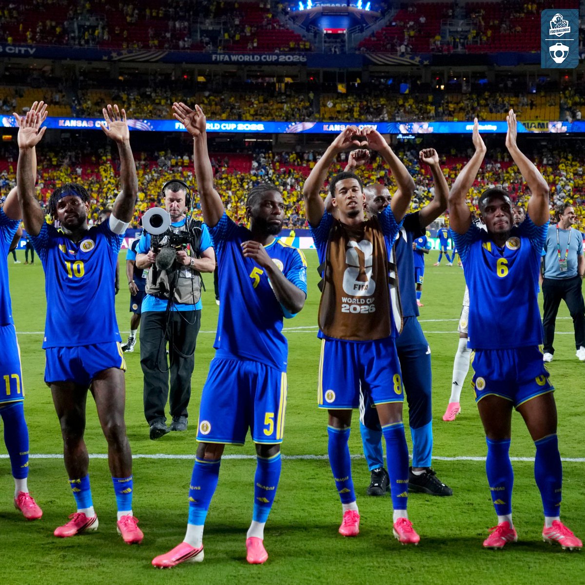 Footballogue's tweet photo. Fait assez rare : les joueurs de Curaçao sont 𝗔𝗨𝗧𝗢𝗥𝗜𝗦𝗘́𝗦 𝗔̀ 𝗣𝗔𝗥𝗧𝗔𝗚𝗘𝗥 𝗟𝗘𝗨𝗥 𝗖𝗛𝗔𝗠𝗕𝗥𝗘 𝗔𝗩𝗘𝗖 𝗟𝗘𝗨𝗥 𝗙𝗔𝗠𝗜𝗟𝗟𝗘 pendant la Coupe du Monde ! 🫂🇨🇼

C'est Suzanne Huurman, la responsable médicale de la sélection, qui l'a expliqué :

"Les joueurs peuvent partager une chambre avec leur partenaire, et lorsqu'il y a des enfants, la famille bénéficie d'une chambre supplémentaire. 

C'est assez unique dans le football international. Curaçao est un petit pays, avec des habitants très joyeux, chaleureux et attachés à la famille, ce qui me rappelle beaucoup le Brésil."

Elle explique également que la fédération prend en charge 𝗹'𝗲𝗻𝘀𝗲𝗺𝗯𝗹𝗲 𝗱𝗲𝘀 𝗳𝗿𝗮𝗶𝘀 𝗱𝗲 𝗱𝗲́𝗽𝗹𝗮𝗰𝗲𝗺𝗲𝗻𝘁 des familles des joueurs.

Une belle initiative qui rend ce Mondial encore plus magique pour ces 26 joueurs ! 👏👏

(Globoesporte)