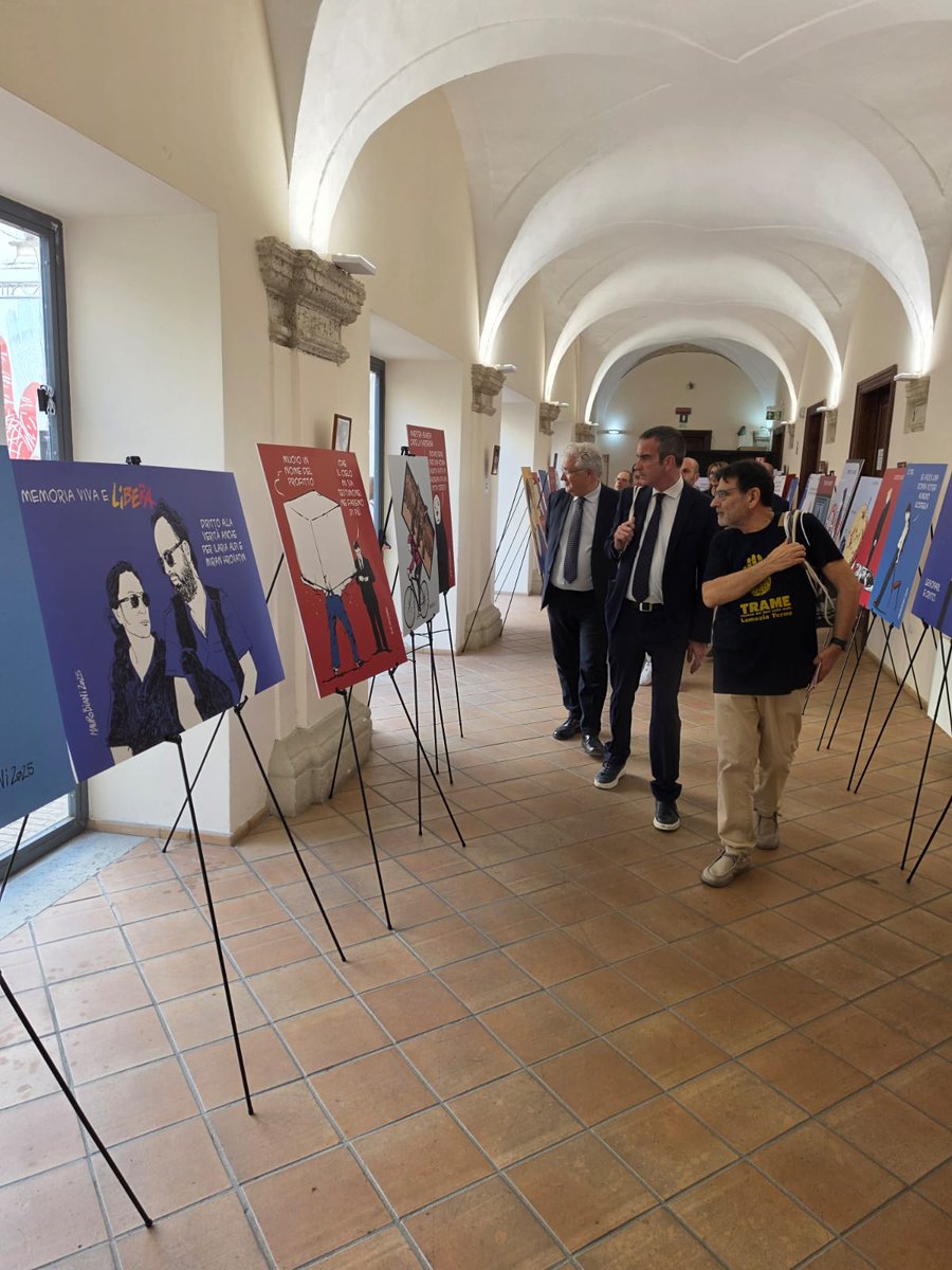 maurobiani's tweet photo. A @tramefestival Lamezia Terme 
GRAFFIO POETICO
Le opere di Biani dedicate a operatrici e operatori informazione uccisi mentre svolgevano loro lavoro, a persone che hanno lasciato traccia nel giornalismo, e a vicende simbolo per le per le quali ancora chiediamo verità e giustizia https://t.co/oVCuUTNZsR