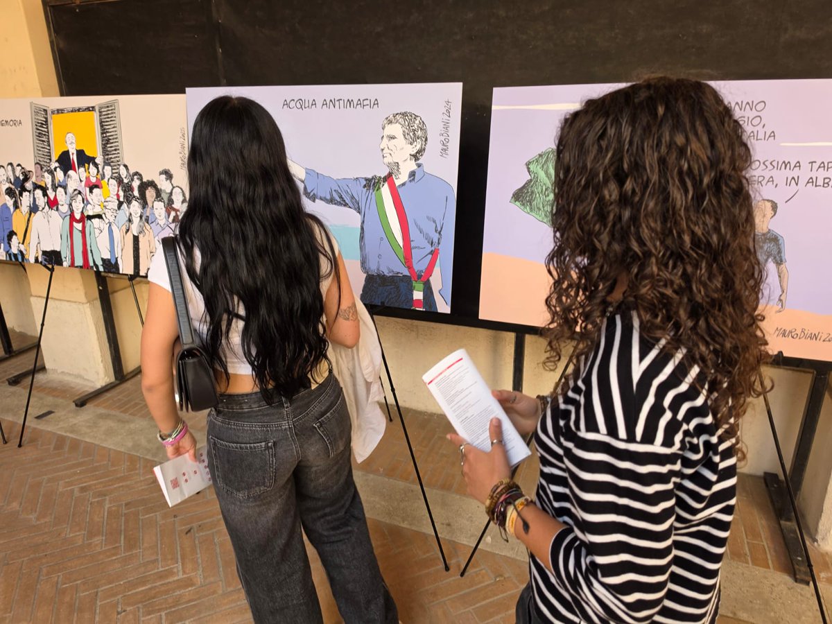 maurobiani's tweet photo. A @tramefestival Lamezia Terme 
GRAFFIO POETICO
Le opere di Biani dedicate a operatrici e operatori informazione uccisi mentre svolgevano loro lavoro, a persone che hanno lasciato traccia nel giornalismo, e a vicende simbolo per le per le quali ancora chiediamo verità e giustizia https://t.co/oVCuUTNZsR