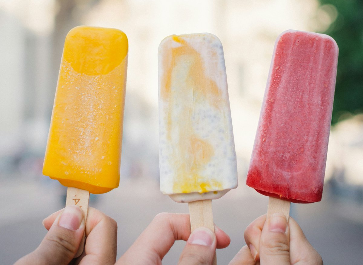 RAEinforma's tweet photo. Para designar un helado como los de la imagen existen diversos nombres. ¿Cuál emplean ustedes?

Si desean que su respuesta quede registrada, participen en el «Recopilador de la diversidad lingüística del español»: https://t.co/YzhP6erPCR. https://t.co/FnTfNt50fp