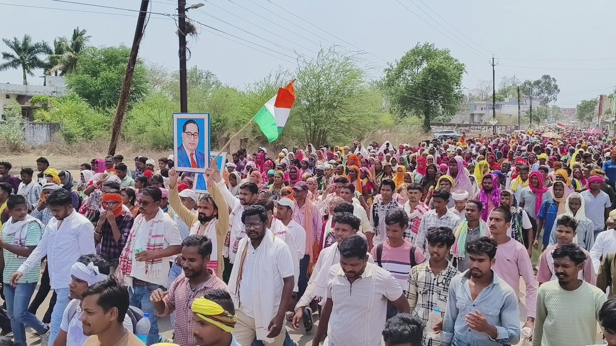 SanjayNetamINC's tweet photo. जनता की आवाज़ को अब दबाया नहीं जा सकता...!✊🏻🙏🏻

आज हजारों की संख्या में माताओं, बहनों, युवाओं, जनप्रतिनिध��यों, सामाजिक कार्यकर्ताओं एवं क्षेत्रवासियों के साथ #धमतरी_कलेक्ट्रेट_कार्यालय पहुंचकर अपने हक, अधिकार और मूलभूत सुविधाओं की मांग को मजबूती से उठाया।

दशकों बीत गए, सरकारें बदलती रहीं, अधिकारी बदलते रहे, लेकिन हमारे गांवों की समस्याएं आज भी वहीं खड़ी हैं। सड़क, पुल-पुलिया, बिजली, शिक्षा, स्वास्थ्य, पेयजल और वनाधिकार जैसे बुनियादी मुद्दों पर ग्रामीण लगातार आवेदन, निवेदन, ज्ञापन और आंदोलन करते आ रहे हैं, फिर भी विकास का अधिकांश हिस्सा कागजों में ही दिखाई देता है, जमीन पर नहीं।

सबसे बड़ा सवाल यह है कि क्या सारे नियम-कायदे और विकास योजनाएं केवल शहरों के लिए बनाई जाती हैं..? क्या ग्रामीण, आदिवासी और मूलनिवासी समाज के लोगों को सम्मानपूर्वक जीवन जीने का अधिकार नहीं है..?

आंदोलन को रोकने के लिए प्रशासन द्वारा विभिन्न स्थानों पर ��्रयास किए गए, लेकिन अपने अधिकारों के प्रति जागरूक हजारों ग्रामीण हर बाधा को पार करते हुए कलेक्ट्रेट पहुंचे और लोकतांत्रिक तरीके से अपनी बात रखी। अंततः कलेक्टर महोदय स्वयं ग्रामीणों के बीच आए, विस्तृत चर्चा की और ज्ञापन के प्रत्येक बिंदु पर संवाद हुआ।

प्रशासन ने आश्वस्त किया है कि अधिकांश मांगें शासन स्तर की होने के कारण प्रदेश के मुख्यमंत्री एवं वन मंत्री से शीघ्र मुलाकात कराई जाएगी, त��कि इन वर्षों पुरानी समस्याओं का स्थायी समाधान निकल सके।

मैं उन हजारों ग्रामीणों को हृदय से नमन करता हूं, जो अपने खेत-खलिहान, घर-परिवार और रोजमर्रा की जिम्मेदारियों को छोड़कर, भूखे-प्यासे अपने अधिकारों की लड़ाई लड़ने पहुंचे।

यह लड़ाई किसी व्यक्ति, दल या संगठन की नहीं है। यह उन लोगों की लड़ाई है जो आज भी विकास की मुख्यधारा से दूर हैं। यह संघर्ष सम्मान, अधिकार और आने वाली पीढ़ियों के भविष्य क��� संघर्ष है।

मीडिया के सभी साथियों, सामाजिक संगठनों, जनप्रतिनिधियों एवं प्रत्यक्ष-अप्रत्यक्ष रूप से सहयोग करने वाले प्रत्येक व्यक्ति का हृदय से आभार।

हमारी मांगें जायज हैं, हमारा संघर्ष न्यायपूर्ण है, और जब तक समाधान नहीं होगा, जनता की आवाज़ बुलंद होती रहेगी।

जल, जंगल, जमीन और मूलभूत अधिकारों की यह लड़ाई जारी रहेगी...!✊🏻🏹🙏🏻
#udantiseetanaditigerreserve #dhamtari_district #DhamtariNews #bindranawagarh #dhamtaridistrict #sanjaynetam #JalJungleJameen #पेसा_क्षेत्र #pesaadhiniyam #mulbhutsuvidha 
@PMOIndia @narendramodi @ChhattisgarhCMO @vishnudsai @rahulgandhi