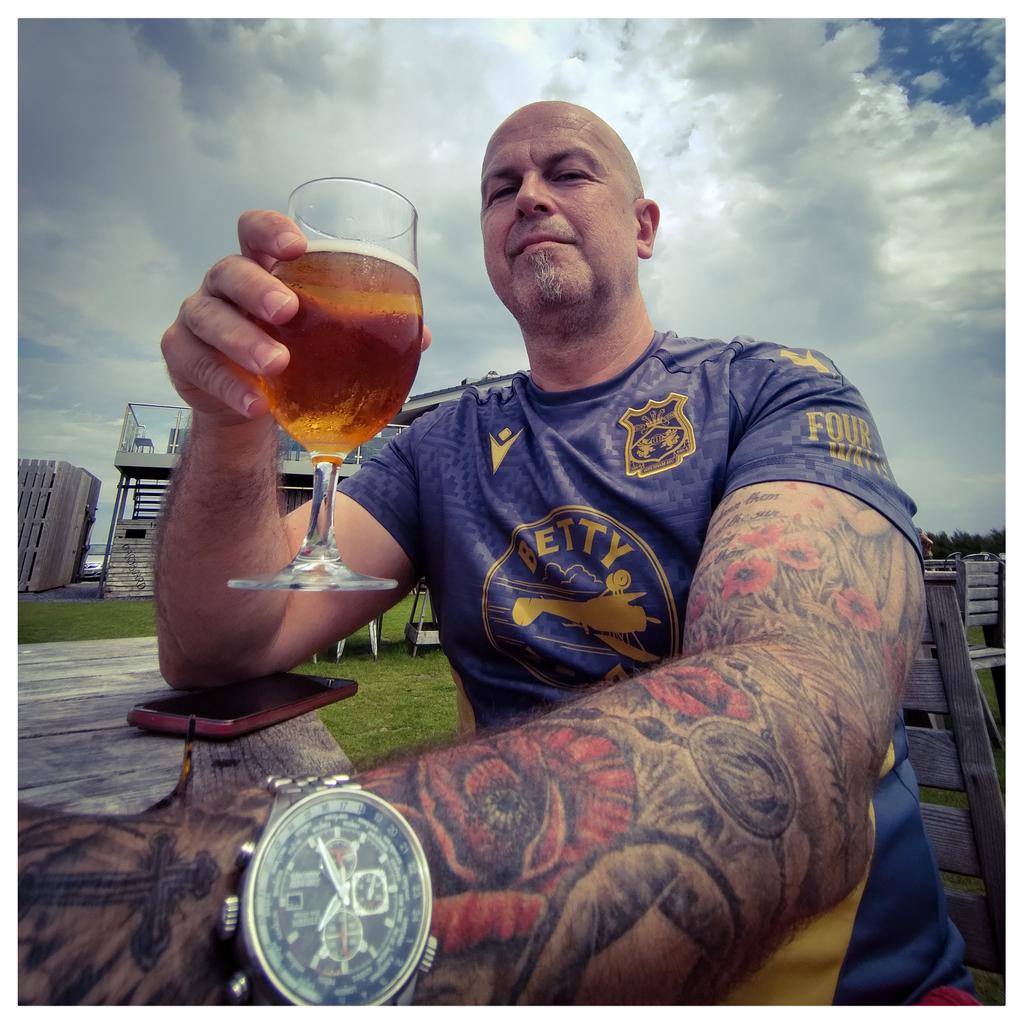 73Bates's tweet photo. @JuliaHB1 The most useless PM in the history of our GREAT nation has finally gone, a good reason to celebrate whilst sitting in the amber weather warning sun. I would say that things can only get better, but Labour are still in charge, but anyway CHEERS 🍻⚠️🍻 https://t.co/gZk0ijnpyV
