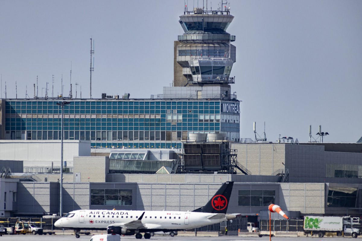 CanadaDotCom's tweet photo. Air Canada affected by internet problem at Montreal-Trudeau airport https://t.co/eyZWguRcUL https://t.co/pYiKpbeKRW