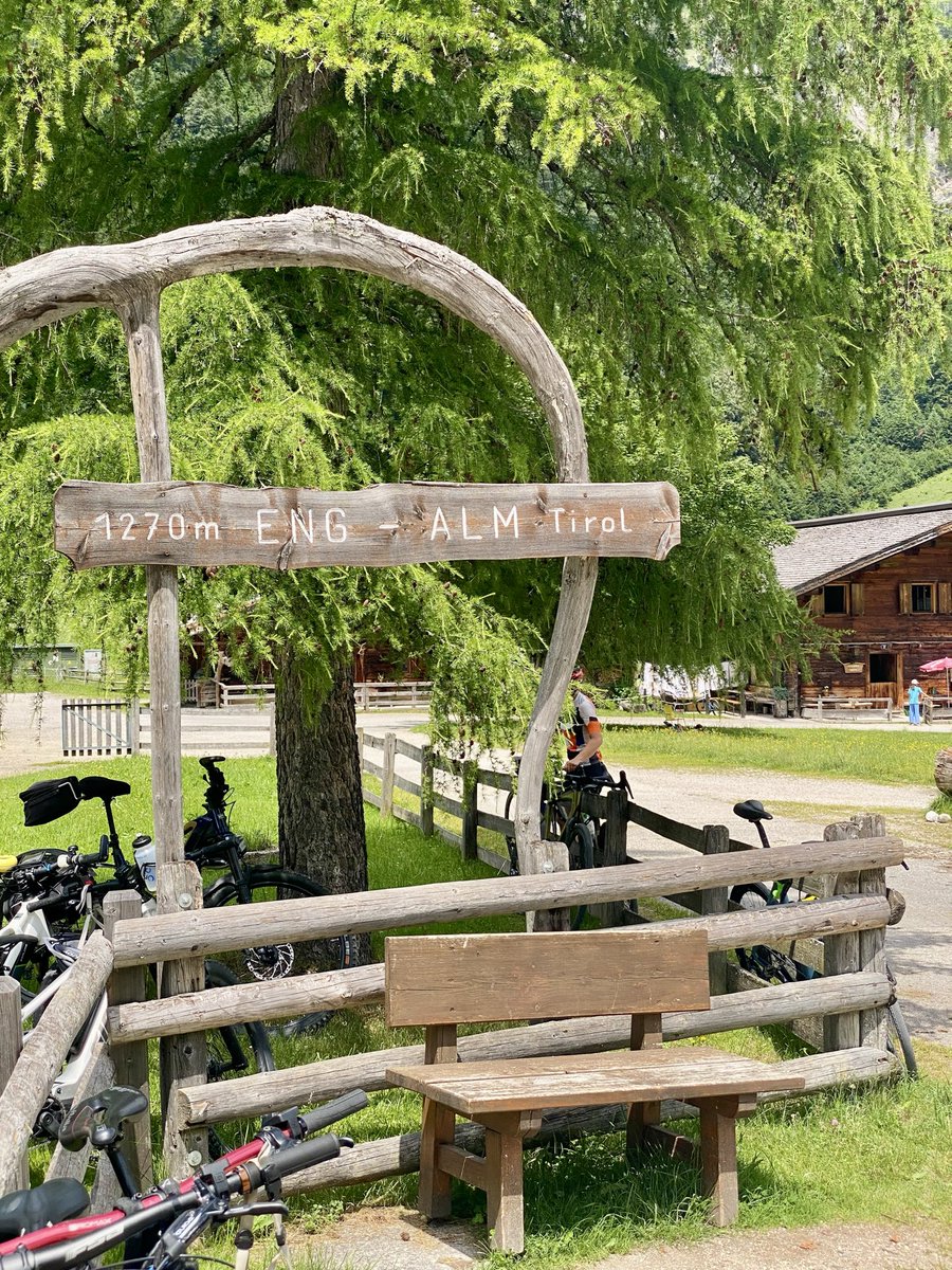 planwerk's tweet photo. Mit 35°C wars freilich heiß. Aber der Weg rauf in die Eng (Eng-Alm, Tirol) mit der traumhaften Kulisse des Karwendels mit Ahornboden, Wasser, Wollen und Wetter ein Traum. Zurück dann die obere Isar rauf nach Garmisch. Schee woars #Rennrad #rausAufsRad #München #Tirol https://t.co/Wj9RS143Nn