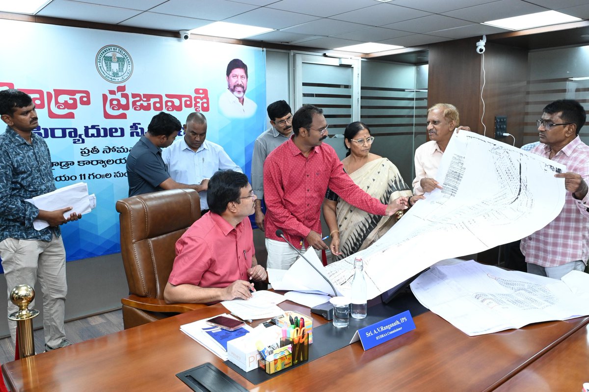 Comm_HYDRAA's tweet photo. -- వ‌ర‌ద చెరువుకు చేరేలా చూడండి
-- ప్ర‌గ‌తిన‌గ‌ర్‌కు వ‌ర‌ద ముప్పు త‌ప్పించండి
-- వ‌ర్షాల వేళ వ‌ర‌ద ముప్పుపై హైడ్రా ప్ర‌జావాణికి 47 ఫిర్యాదులు

❇️ వ‌ర్షాల వేళ వ‌ర‌ద ముప్పు త‌ప్పించాల‌ని కోరుతూ ప‌లువురు హైడ్రా ప్ర‌జావాణిలో ఫిర్యాదు చేశారు. న‌గ‌ర శివార్ల‌లో అయినా వ‌ర‌ద కాలువ‌ల‌ను - మురుగు కాలువ‌ల‌ను క‌ల‌ప‌కుండా.. వ‌ర‌ద నీరు నేరుగా చెరువుకు చేరేలా చూడాల‌ని కోరారు. ర‌హ‌దారులు నిర్మించిన‌ప్పుడే.. ఇరువైపులా వ‌ర‌ద కాలువ‌లు ఎత్తు ప‌ల్లాలు లేకుండా చూడాల‌ని కోరారు. అలాగే ర‌హ‌దారుల‌కు ఇరువైపులా నిర్మించిన కాలువ‌ల్లోంచి వ‌ర‌ద నీరు కాల‌నీల్లో ఉన్న పైపుల‌కు అనుసంధానం చేయ‌కుండా.. సామ‌ర్థ్యానికి త‌గ్గ‌ట్టు కాలువ‌లు నిర్మించి చెరువుల‌కు ప్ర‌ధాన లైన్ల‌కు చేరేలా చూడాల‌ని విజ్ఞ‌ప్తి చేశారు.  ఎక్క‌డిక‌క్క‌డ.. ఎవ‌రి ప‌ని వారు పూర్తి చేసిన‌ట్టు కాలువ‌లు పూర్తి చేస్తున్నార‌ని.. ఆ వ‌ర‌ద చివ‌రిగా చెరువుకు, కాలువ‌కు చేరే వ‌ర‌కు వివిధ విభాగాలు స‌మ‌న్వ‌యంగా ప‌ని చేయాల‌ని ప‌లువురు పేర్కొన్నారు. మియాపూర్ - గండి మైస‌మ్మ  ప్ర‌ధాన ర‌హ‌దారిలో నిర్మించిన వ‌ర‌ద కాలువ‌లే ఇందుకు నిద‌ర్శ‌న‌మ‌న్నారు. ఇదే ప‌రిస్థితి కొండాపూర్‌లోని జూబ్లీ ఎన్‌క్లేవ్‌లో ఉంద‌ని తెలిపారు. ప‌లు చోట్ల పూడిక తీత ప‌నులు ఇంకా పూర్తి కాలేద‌ని.. సికింద్రాబాద్‌లోని ఒలిఫెంటో వంతెన కింద పేరుకుపోయిన పూడిక‌నే ఇందుకు నిద‌ర్శ‌న‌మ‌ని చెప్పారు. ఇలా సోమ‌వారం నిర్వ‌హించిన హైడ్రా ప్ర‌జావాణికి మొత్తం 47 ఫిర్యాదులందాయి.  వీటిని హైడ్రా క‌మిష‌న‌ర్ శ్రీ ఏవీ రంగ‌నాథ్ గారు ప‌రిశీలించి త‌దుప‌రి చ‌ర్య‌ల‌కు ఆదేశంచించారు. 

 ఫిర్యాదులు ఇలా..
--------------------------------------
❇️ మియాపూర్ - గండిమైస‌మ్మను క‌లుపుతూ 6 లైన్ల ర‌హ‌దారికి ఆనుకుని ఇరువైపులా నిర్మిస్తున్న ప్ర‌ధాన వ‌ర‌ద కాలువ‌లు ప్ర‌గ‌తిన‌గ‌ర్లోని పైపుల‌కు అనుసంధానం చేయ‌డం వ‌ల్ల భ‌విష్య‌త్తులో చాలా ఇబ్బందులు ఎదురౌతాయ‌ని అక్క‌డి నివాసితులు హైడ్రా ప్ర‌జావాణిలో ఫిర్యాదు చేశారు. ఇరువైపులా 1200 ఎంఎం చొప్పున 2400 ఎంఎం వ‌ర‌ద కాలువ‌ల‌ను ప్ర‌గ‌తిన‌గ‌ర్‌లోని 200 ఎంఎం పైపుల‌కు అనుసంధానం చేయ‌డం ఎంత వ‌ర‌కు స‌బ‌బ‌ని ప్ర‌శ్నించారు. ప్ర‌గ‌తిన‌గ‌ర్‌లో తీవ్ర‌మైన వ‌ర‌ద ముప్పు సంభ‌విస్తుంద‌ని.. ఈ స‌మ‌స్యను ప‌రిష్క‌రించాల‌ని స్థానికులు హైడ్రాను కోరారు. 

❇️ మేడ్చ‌ల్ - మ‌ల్కాజిగిరి జిల్లా  మేడిప‌ల్లి మండ‌లం బోడుప్ప‌ల్ డివిజ‌న్ ప‌రిధిలోని స‌ర్వే నంబ‌రు 78, 79 లో 30 సంవ‌త్స‌రాల క్రితం టెలిఫోన్ కాల‌నీ పేరిట లే ఔట్ వేశారు. ఇందులో 1166 గజాల పార్కు స్థ‌లం ఉంది. అందులో గ‌ది నిర్మించి క‌బ్జా చేయాల‌ని ప్ర‌య‌త్నిస్తే అడ్డుకున్నాం. ప్ర‌తి సారీ ఇలాగే జ‌ర‌గ‌డం కాకుండా కాల‌నీ వాసుల‌మీద దాడికి కూడా వారు వెనుకాడ‌డంలేదు. ఈ విష‌యాన్ని స్థానికంగా ఉన్న అధికారులకు ఫిర్యాదు చేసినా ప్ర‌యోజ‌నం లేకుండా పోయింది. లే ఔట్ ప్ర‌కారం 1166 గ‌జాల పార్కు స్థ‌లాన్ని కాపాడాల‌ని హైడ్రా ప్ర‌జావాణిలో ఫిర్యాదు చేశారు.  

❇️ రంగారెడ్డి జిల్లా గండిపేట మండ‌లం నెక్నాంపూర్ విలేజ్‌లోని స‌చివాల‌యం కాల‌నీ లేఔట్ హ‌ద్దులు నిర్ధారించాల‌ని హైడ్రా ప్ర‌జావాణి ఫిర్యాదులో అక్క‌డి నివాసితులు కోరారు. ఓ వైపు నుంచి  క‌బ్జాలు చేసుకుంటూ కాల‌నీలోని స్థ‌లాల‌ను కాజేయాల‌ని కొంత‌మంది ప్ర‌య‌త్నిస్తున్నార‌ని ఫిర్యాదులో పేర్కొన్నారు. ఈ మేర‌కు పోలీసు స్టేష‌న్లో కూడా ఫిర్యాదు చేశామ‌ని తెలిపారు. లే ఔట్ ప్ర‌కారం పార్కులు, ర‌హ‌దారులు కాపాడాల‌ని కోరారు. అలాగే దాదాపు 500ల గ‌జాల స్థ‌లంలో గ‌తంలో తాగునీటి అవ‌స‌రాలు తీర్చ‌డానికి ఓవ‌ర్‌హెడ్ ట్యాంకును నిర్మింగా ఇప్పుడ‌ది నిరుప‌యోగంగా మారింది. ఆ స్థ‌లాన్ని ప్ర‌జావ‌స‌రాల‌కు ఉప‌యోగ‌ప‌డేలా సంర‌క్షించాల‌ని విన‌తిప‌త్రంలోపేర్కొన్నారు. 

❇️ మేడ్చ‌ల్ - మ‌ల్కాజిగిరి జిల్లా షామీర్‌పేట మండ‌లం పోతాయిప‌ల్లి స‌ర్వే నంరు 118లో ఉన్న 5.18 ఎక‌రాల మాజిద్‌కుంట చెరువును కాపాడి వ‌ర‌ద క‌ట్ట‌డికి వినియోగించాల‌ని ప్ర‌జావాణి ఫిర్యాదులో అక్క‌డి స్థానికులు కోరారు. చెరువులోకి నీరు చేర‌కుండా చేసి క‌బ్జా చేయాల‌నే ప్ర‌య‌త్నాల‌తో స్థానికంగా వ‌ర‌ద ముంచెత్తే ప‌రిస్థ‌తితులున్నాయ‌ని తెలిపారు. రంగారెడ్డి జిల్లా అబ్దుల్లాపూర్‌మెట్ మండ‌లం మ‌ల్కాజిగిరి మున్సిపాలిటీలోని పెద్ద అంబ‌ర్‌పేట డివిజ‌న్ మ‌ర్రిప‌ల్లి గ్రామ చెరువు ఎఫ్‌టీఎల్ ప‌రిధిల 35.05 ఎక‌రాలుండ‌గా క‌బ్జాల‌కు గురౌతూ వ‌స్తోంద‌ని.. ఈ చెరువును కాపాడి వ‌ర‌ద క‌ట్ట‌డికి చ‌ర్య‌లు తీసుకోవాల‌ని ప‌లురువు కోరారు. 

❇️ ద్వారకానగర్ బోడుప్పల్ కుంటలోకి పారిశ్రామిక రసాయన వ్యర్థాలు చేరుతున్నాయని స్థానిక కాలనీ నివాసితులు ఫిర్యాదు. నాలాలు, డ్రైనేజీల ద్వారా పరిశ్రమల నుంచి వచ్చే కాలుష్య జలాలు కుంటలో కలుస్తున్నాయని ఆరోపిస్తూ, కాలుష్యం వల్ల ప్రజారోగ్య సమస్యలు, దుర్వాసన, శ్వాసకోశ వ్యాధుల ప్రమాదం బారిన పడుతున్నట్లు నివాసితుల తెలిపారు. బోడుప్పల్ కుంటను రక్షించడంతో పాటు పారిశ్రామిక కాలుష్యంపై తక్షణ చర్యలు తీసుకోవాలని కోరారు.షేక్‌పేట్ మండలం, నవయమునానగర్ కాలనీ – సర్వే నంబర్ 403/1 పరిధిలో రోడ్డును కొందరు ఆక్రమించి షెడ్లు, ప్రహరీ గోడలు నిర్మించార‌ని ప్ర‌జావాణి ఫిర్యాదులో పేర్కొన్నారు. 

❇️ ఆల్వాల్, ఇంద్రానగర్ కాలనీ – మున్సిపల్ రోడ్డుపై అక్రమంగా గోడ నిర్మించి ప్రజా మార్గాన్ని మూసివేయడం వల్ల డ్రైనేజీ, మురుగు నీటి ప్రవాహం నిలిచిపోవడంతో వర్షాకాలంలో ఇళ్లలోకి నీరు చేరుతోందని ఆవేదనతో, అంబులెన్స్ కూడా వెళ్లలేని పరిస్థితి ఏర్పడిందని పేర్కొన్నారు. రోడ్డు ఆక్రమణ తొలగించి, డ్రైనేజీ వ్యవస్థ పునరుద్ధరించాలని హైడ్రా అధికారులకు కాలనీ నివాసితులు విన్న‌వించారు.

#HYDRAA #Prajavani #StormWaterDrains #LakeProtection #UrbanFlooding