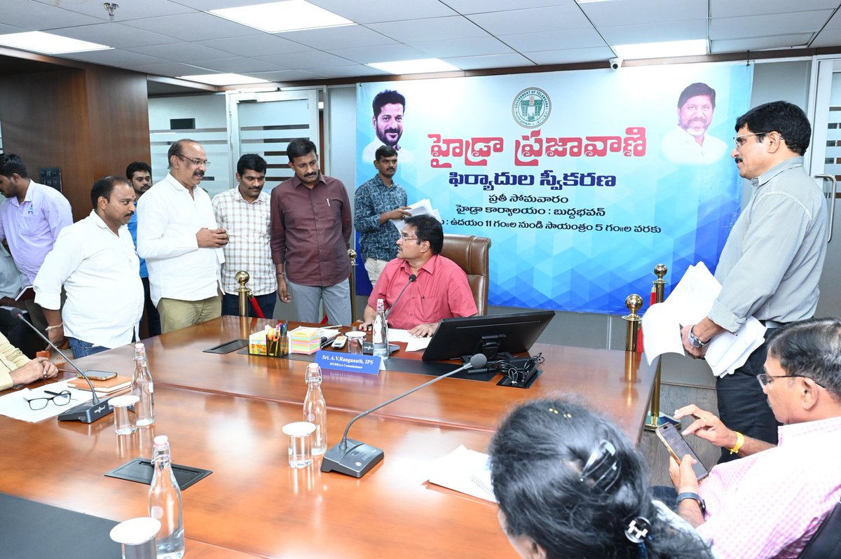 Comm_HYDRAA's tweet photo. -- వ‌ర‌ద చెరువుకు చేరేలా చూడండి
-- ప్ర‌గ‌తిన‌గ‌ర్‌కు వ‌ర‌ద ముప్పు త‌ప్పించండి
-- వ‌ర్షాల వేళ వ‌ర‌ద ముప్పుపై హైడ్రా ప్ర‌జావాణికి 47 ఫిర్యాదులు

❇️ వ‌ర్షాల వేళ వ‌ర‌ద ముప్పు త‌ప్పించాల‌ని కోరుతూ ప‌లువురు హైడ్రా ప్ర‌జావాణిలో ఫిర్యాదు చేశారు. న‌గ‌ర శివార్ల‌లో అయినా వ‌ర‌ద కాలువ‌ల‌ను - మురుగు కాలువ‌ల‌ను క‌ల‌ప‌కుండా.. వ‌ర‌ద నీరు నేరుగా చెరువుకు చేరేలా చూడాల‌ని కోరారు. ర‌హ‌దారులు నిర్మించిన‌ప్పుడే.. ఇరువైపులా వ‌ర‌ద కాలువ‌లు ఎత్తు ప‌ల్లాలు లేకుండా చూడాల‌ని కోరారు. అలాగే ర‌హ‌దారుల‌కు ఇరువైపులా నిర్మించిన కాలువ‌ల్లోంచి వ‌ర‌ద నీరు కాల‌నీల్లో ఉన్న పైపుల‌కు అనుసంధానం చేయ‌కుండా.. సామ‌ర్థ్యానికి త‌గ్గ‌ట్టు కాలువ‌లు నిర్మించి చెరువుల‌కు ప్ర‌ధాన లైన్ల‌కు చేరేలా చూడాల‌ని విజ్ఞ‌ప్తి చేశారు.  ఎక్క‌డిక‌క్క‌డ.. ఎవ‌రి ప‌ని వారు పూర్తి చేసిన‌ట్టు కాలువ‌లు పూర్తి చేస్తున్నార‌ని.. ఆ వ‌ర‌ద చివ‌రిగా చెరువుకు, కాలువ‌కు చేరే వ‌ర‌కు వివిధ విభాగాలు స‌మ‌న్వ‌యంగా ప‌ని చేయాల‌ని ప‌లువురు పేర్కొన్నారు. మియాపూర్ - గండి మైస‌మ్మ  ప్ర‌ధాన ర‌హ‌దారిలో నిర్మించిన వ‌ర‌ద కాలువ‌లే ఇందుకు నిద‌ర్శ‌న‌మ‌న్నారు. ఇదే ప‌రిస్థితి కొండాపూర్‌లోని జూబ్లీ ఎన్‌క్లేవ్‌లో ఉంద‌ని తెలిపారు. ప‌లు చోట్ల పూడిక తీత ప‌నులు ఇంకా పూర్తి కాలేద‌ని.. సికింద్రాబాద్‌లోని ఒలిఫెంటో వంతెన కింద పేరుకుపోయిన పూడిక‌నే ఇందుకు నిద‌ర్శ‌న‌మ‌ని చెప్పారు. ఇలా సోమ‌వారం నిర్వ‌హించిన హైడ్రా ప్ర‌జావాణికి మొత్తం 47 ఫిర్యాదులందాయి.  వీటిని హైడ్రా క‌మిష‌న‌ర్ శ్రీ ఏవీ రంగ‌నాథ్ గారు ప‌రిశీలించి త‌దుప‌రి చ‌ర్య‌ల‌కు ఆదేశంచించారు. 

 ఫిర్యాదులు ఇలా..
--------------------------------------
❇️ మియాపూర్ - గండిమైస‌మ్మను క‌లుపుతూ 6 లైన్ల ర‌హ‌దారికి ఆనుకుని ఇరువైపులా నిర్మిస్తున్న ప్ర‌ధాన వ‌ర‌ద కాలువ‌లు ప్ర‌గ‌తిన‌గ‌ర్లోని పైపుల‌కు అనుసంధానం చేయ‌డం వ‌ల్ల భ‌విష్య‌త్తులో చాలా ఇబ్బందులు ఎదురౌతాయ‌ని అక్క‌డి నివాసితులు హైడ్రా ప్ర‌జావాణిలో ఫిర్యాదు చేశారు. ఇరువైపులా 1200 ఎంఎం చొప్పున 2400 ఎంఎం వ‌ర‌ద కాలువ‌ల‌ను ప్ర‌గ‌తిన‌గ‌ర్‌లోని 200 ఎంఎం పైపుల‌కు అనుసంధానం చేయ‌డం ఎంత వ‌ర‌కు స‌బ‌బ‌ని ప్ర‌శ్నించారు. ప్ర‌గ‌తిన‌గ‌ర్‌లో తీవ్ర‌మైన వ‌ర‌ద ముప్పు సంభ‌విస్తుంద‌ని.. ఈ స‌మ‌స్యను ప‌రిష్క‌రించాల‌ని స్థానికులు హైడ్రాను కోరారు. 

❇️ మేడ్చ‌ల్ - మ‌ల్కాజిగిరి జిల్లా  మేడిప‌ల్లి మండ‌లం బోడుప్ప‌ల్ డివిజ‌న్ ప‌రిధిలోని స‌ర్వే నంబ‌రు 78, 79 లో 30 సంవ‌త్స‌రాల క్రితం టెలిఫోన్ కాల‌నీ పేరిట లే ఔట్ వేశారు. ఇందులో 1166 గజాల పార్కు స్థ‌లం ఉంది. అందులో గ‌ది నిర్మించి క‌బ్జా చేయాల‌ని ప్ర‌య‌త్నిస్తే అడ్డుకున్నాం. ప్ర‌తి సారీ ఇలాగే జ‌ర‌గ‌డం కాకుండా కాల‌నీ వాసుల‌మీద దాడికి కూడా వారు వెనుకాడ‌డంలేదు. ఈ విష‌యాన్ని స్థానికంగా ఉన్న అధికారులకు ఫిర్యాదు చేసినా ప్ర‌యోజ‌నం లేకుండా పోయింది. లే ఔట్ ప్ర‌కారం 1166 గ‌జాల పార్కు స్థ‌లాన్ని కాపాడాల‌ని హైడ్రా ప్ర‌జావాణిలో ఫిర్యాదు చేశారు.  

❇️ రంగారెడ్డి జిల్లా గండిపేట మండ‌లం నెక్నాంపూర్ విలేజ్‌లోని స‌చివాల‌యం కాల‌నీ లేఔట్ హ‌ద్దులు నిర్ధారించాల‌ని హైడ్రా ప్ర‌జావాణి ఫిర్యాదులో అక్క‌డి నివాసితులు కోరారు. ఓ వైపు నుంచి  క‌బ్జాలు చేసుకుంటూ కాల‌నీలోని స్థ‌లాల‌ను కాజేయాల‌ని కొంత‌మంది ప్ర‌య‌త్నిస్తున్నార‌ని ఫిర్యాదులో పేర్కొన్నారు. ఈ మేర‌కు పోలీసు స్టేష‌న్లో కూడా ఫిర్యాదు చేశామ‌ని తెలిపారు. లే ఔట్ ప్ర‌కారం పార్కులు, ర‌హ‌దారులు కాపాడాల‌ని కోరారు. అలాగే దాదాపు 500ల గ‌జాల స్థ‌లంలో గ‌తంలో తాగునీటి అవ‌స‌రాలు తీర్చ‌డానికి ఓవ‌ర్‌హెడ్ ట్యాంకును నిర్మింగా ఇప్పుడ‌ది నిరుప‌యోగంగా మారింది. ఆ స్థ‌లాన్ని ప్ర‌జావ‌స‌రాల‌కు ఉప‌యోగ‌ప‌డేలా సంర‌క్షించాల‌ని విన‌తిప‌త్రంలోపేర్కొన్నారు. 

❇️ మేడ్చ‌ల్ - మ‌ల్కాజిగిరి జిల్లా షామీర్‌పేట మండ‌లం పోతాయిప‌ల్లి స‌ర్వే నంరు 118లో ఉన్న 5.18 ఎక‌రాల మాజిద్‌కుంట చెరువును కాపాడి వ‌ర‌ద క‌ట్ట‌డికి వినియోగించాల‌ని ప్ర‌జావాణి ఫిర్యాదులో అక్క‌డి స్థానికులు కోరారు. చెరువులోకి నీరు చేర‌కుండా చేసి క‌బ్జా చేయాల‌నే ప్ర‌య‌త్నాల‌తో స్థానికంగా వ‌ర‌ద ముంచెత్తే ప‌రిస్థ‌తితులున్నాయ‌ని తెలిపారు. రంగారెడ్డి జిల్లా అబ్దుల్లాపూర్‌మెట్ మండ‌లం మ‌ల్కాజిగిరి మున్సిపాలిటీలోని పెద్ద అంబ‌ర్‌పేట డివిజ‌న్ మ‌ర్రిప‌ల్లి గ్రామ చెరువు ఎఫ్‌టీఎల్ ప‌రిధిల 35.05 ఎక‌రాలుండ‌గా క‌బ్జాల‌కు గురౌతూ వ‌స్తోంద‌ని.. ఈ చెరువును కాపాడి వ‌ర‌ద క‌ట్ట‌డికి చ‌ర్య‌లు తీసుకోవాల‌ని ప‌లురువు కోరారు. 

❇️ ద్వారకానగర్ బోడుప్పల్ కుంటలోకి పారిశ్రామిక రసాయన వ్యర్థాలు చేరుతున్నాయని స్థానిక కాలనీ నివాసితులు ఫిర్యాదు. నాలాలు, డ్రైనేజీల ద్వారా పరిశ్రమల నుంచి వచ్చే కాలుష్య జలాలు కుంటలో కలుస్తున్నాయని ఆరోపిస్తూ, కాలుష్యం వల్ల ప్రజారోగ్య సమస్యలు, దుర్వాసన, శ్వాసకోశ వ్యాధుల ప్రమాదం బారిన పడుతున్నట్లు నివాసితుల తెలిపారు. బోడుప్పల్ కుంటను రక్షించడంతో పాటు పారిశ్రామిక కాలుష్యంపై తక్షణ చర్యలు తీసుకోవాలని కోరారు.షేక్‌పేట్ మండలం, నవయమునానగర్ కాలనీ – సర్వే నంబర్ 403/1 పరిధిలో రోడ్డును కొందరు ఆక్రమించి షెడ్లు, ప్రహరీ గోడలు నిర్మించార‌ని ప్ర‌జావాణి ఫిర్యాదులో పేర్కొన్నారు. 

❇️ ఆల్వాల్, ఇంద్రానగర్ కాలనీ – మున్సిపల్ రోడ్డుపై అక్రమంగా గోడ నిర్మించి ప్రజా మార్గాన్ని మూసివేయడం వల్ల డ్రైనేజీ, మురుగు నీటి ప్రవాహం నిలిచిపోవడంతో వర్షాకాలంలో ఇళ్లలోకి నీరు చేరుతోందని ఆవేదనతో, అంబులెన్స్ కూడా వెళ్లలేని పరిస్థితి ఏర్పడిందని పేర్కొన్నారు. రోడ్డు ఆక్రమణ తొలగించి, డ్రైనేజీ వ్యవస్థ పునరుద్ధరించాలని హైడ్రా అధికారులకు కాలనీ నివాసితులు విన్న‌వించారు.

#HYDRAA #Prajavani #StormWaterDrains #LakeProtection #UrbanFlooding