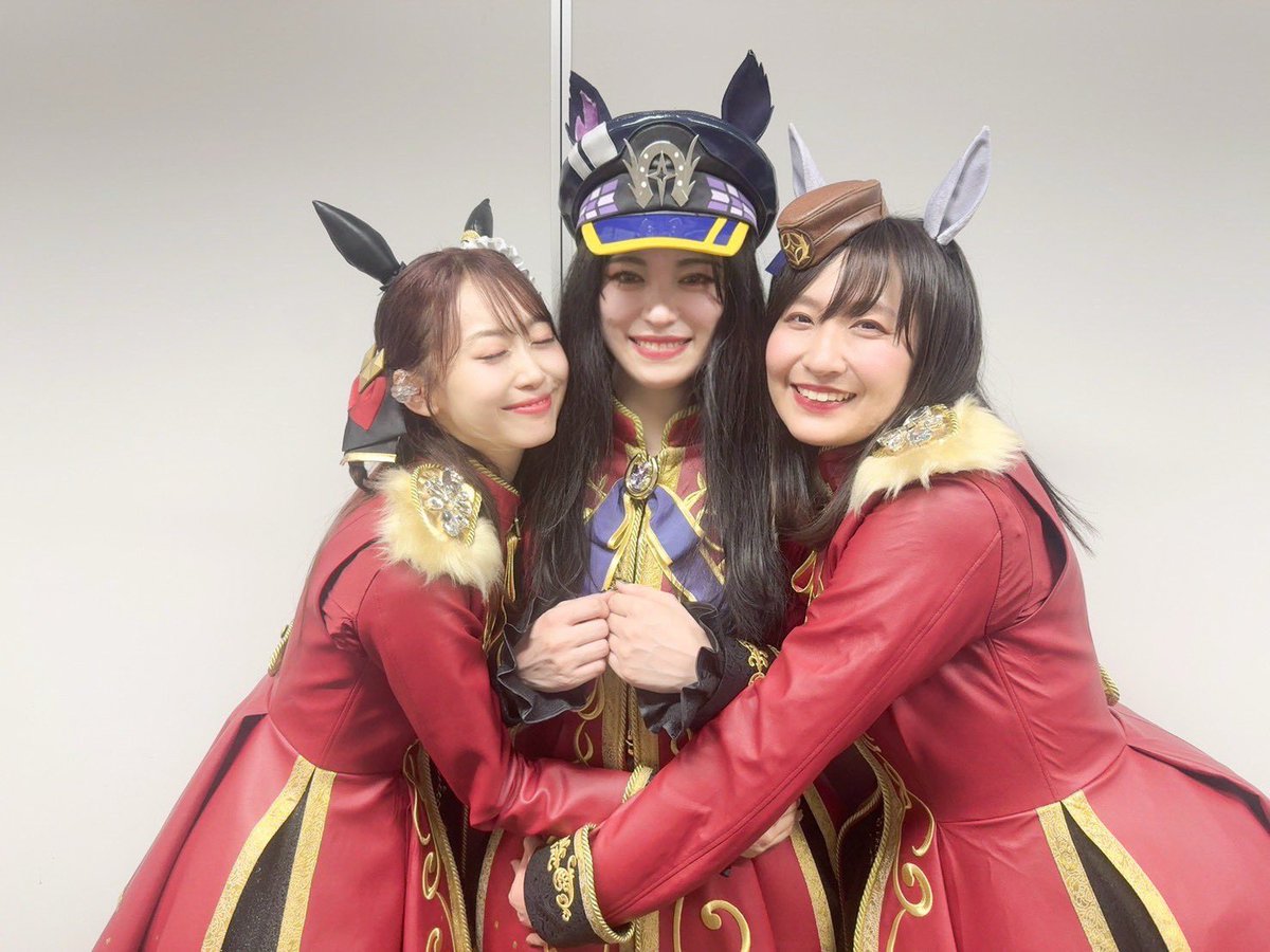 nippi1011's tweet photo. 共に出走した同期組。

ゴールドシップ役 上田瞳さん(2度目)
ジェンティルドンナ役 芹澤優さん

裏でたくさんハグしてくれました。
本当に可愛くてかっこよくて頼もしくて勇ましくて、心から尊敬している憧れのお二人です。

そんなお二人に両サイドからハグなんて…
私は幸せ者であります‼️‼️‼️

いつか12年同期組でパフォーマンスしたい。
 #ウマ娘7th東京D2