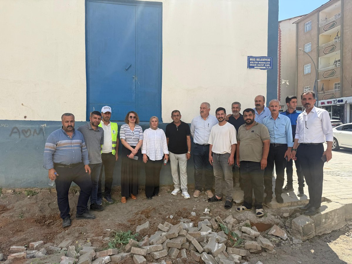 mus_bld's tweet photo. 📌Eşbaşkanımız Tuba Sayılğan, yenileme çalışmalarına başlanılan İmam Hatip Caddesinde sürdürülen çalışmaları yerinde inceledi. Sayılğan’a Belediye Meclis üyeleri ve birim amirleri eşlik etti. Çalışmalar hakkında bilgi alan Sayılğan, mahalle sakinleriylede selamlaşarak sohbet etti https://t.co/NBoms9RTN7