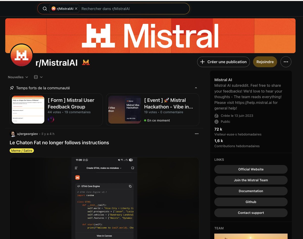 mateodr_'s tweet photo. Et si vous faisiez comme Mistral ?

Mistral a son propre subreddit. r/MistralAI.

Et c'est un move beaucoup plus malin que ce que les gens croient.

Voici pourquoi avoir son propre subreddit c'est un cheat code.

1. Vous fidélisez votre communauté

Quand vos users ont un endroit pour se retrouver, parler du produit, s'entraider.

Ils restent plus longtemps.

Ils se sentent partie d'un truc.

Et un user qui se sent dans une communauté, il churn beaucoup moins.

Résultat direct sur votre LTV.

2. Vous avez des insights produit en continu

Les gens vont discuter des bugs qu'ils rencontrent.

Des features qu'ils aimeraient.

De comment ils utilisent votre produit au quotidien (souvent d'une façon que vous aviez même pas imaginée).

C'est une source de feedback produit gratuite et permanente.

Vos users vous disent exactement quoi construire.

3. C'est une machine à upsell

Vous lancez une nouvelle feature ?

Un nouveau plan ?

Vous l'annoncez dans votre sub et vous avez direct une audience chaude qui attend.

Des gens qui connaissent déjà le produit et qui sont prêts à payer pour plus.

4. Vous faites de l'acquisition sans le vouloir

Votre subreddit est visible par toute la communauté Reddit.

Et quand un prospect tombe dessus, il voit quoi ?

Pas une pub. Pas un pitch commercial.

Des vraies conversations. Des vrais users. Des vrais use cases.

Et là il se dit "ok ces gens utilisent vraiment le produit et ils sont contents, je teste".

La preuve sociale fait le taf à votre place.

5. L'aspect GEO (mon préféré)

Reddit est la plus grosse source d'info des LLMs pour l'écosystème SaaS.

Donc si ChatGPT voit que vous avez une communauté active, avec des dizaines de use cases discutés.

Il va citer les posts de vos propres users quand quelqu'un demande "best tool for X".

Vos clients deviennent votre canal d'acquisition.

Sans le savoir. Gratuitement. En continu.

Et c'est pas que Mistral.

Revolut, Stripe, OVH, NordVPN, Zapier.

Toutes ces boîtes ont compris et ont leur propre subreddit.

C'est pas un hasard.