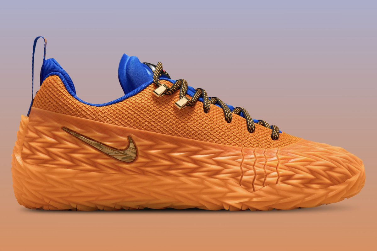 SoleRetriever's tweet photo. RETAIL LOOK: Nike ST Charge Cade Cunningham “Bowie” PE 💫

Inspired by Cade Cunningham’s high school in Arlington 🏫

🗓️ July 1st
📝 IZ6735-800
💵 $140 https://t.co/nVGMLdTe5X
