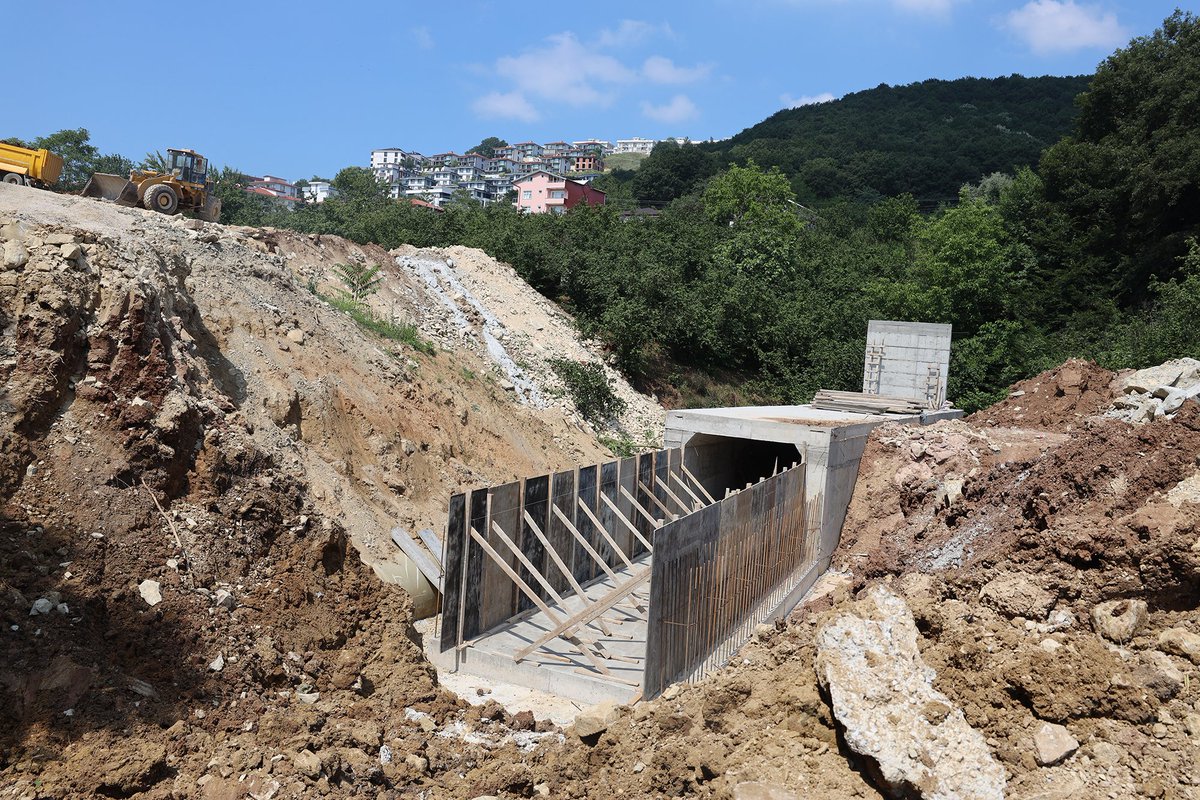 Sakaryabld's tweet photo. 4. Cadde'de çalışmalarımız hız kesmeden devam ediyor! 🚧

Kampüs ile Beşköprü arasındaki bağlantıyı güçlendirecek 4. Cadde'de; kazı, dolgu ve altyapı çalışmalarının yanı sıra doğalgaz deplase işlemlerini de eş zamanlı yürütüyoruz. 🛣️

20 metre genişliğinde, çift gidiş çift geliş olarak inşa edilecek cadde tamamlandığında ulaşım mesafesini 4,5 kilometreden 1 kilometreye düşürecek.

#BuŞehirHepimizin 

🌐https://t.co/3MeS4O3GHP