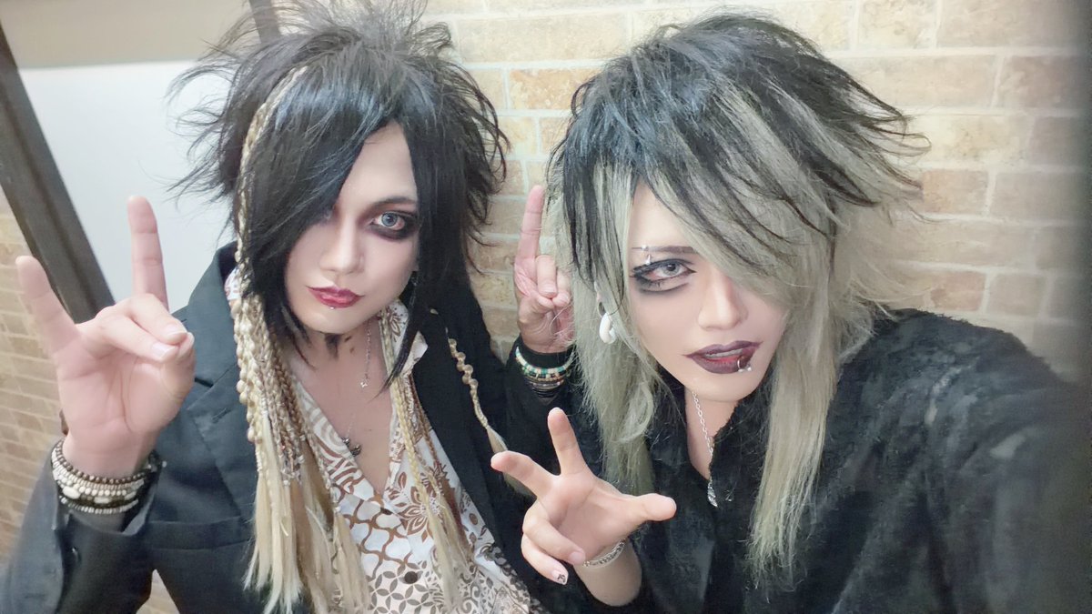 Vo_tatsuki_'s tweet photo. ツーショは金井クレバー銀次くんとしかないや
なんて呼べばいいか迷うのよな
金井くん？
クレバーくん？
銀次くん？
銀ちゃん呼びがしっくりくる気がする https://t.co/rMF2rj3yID
