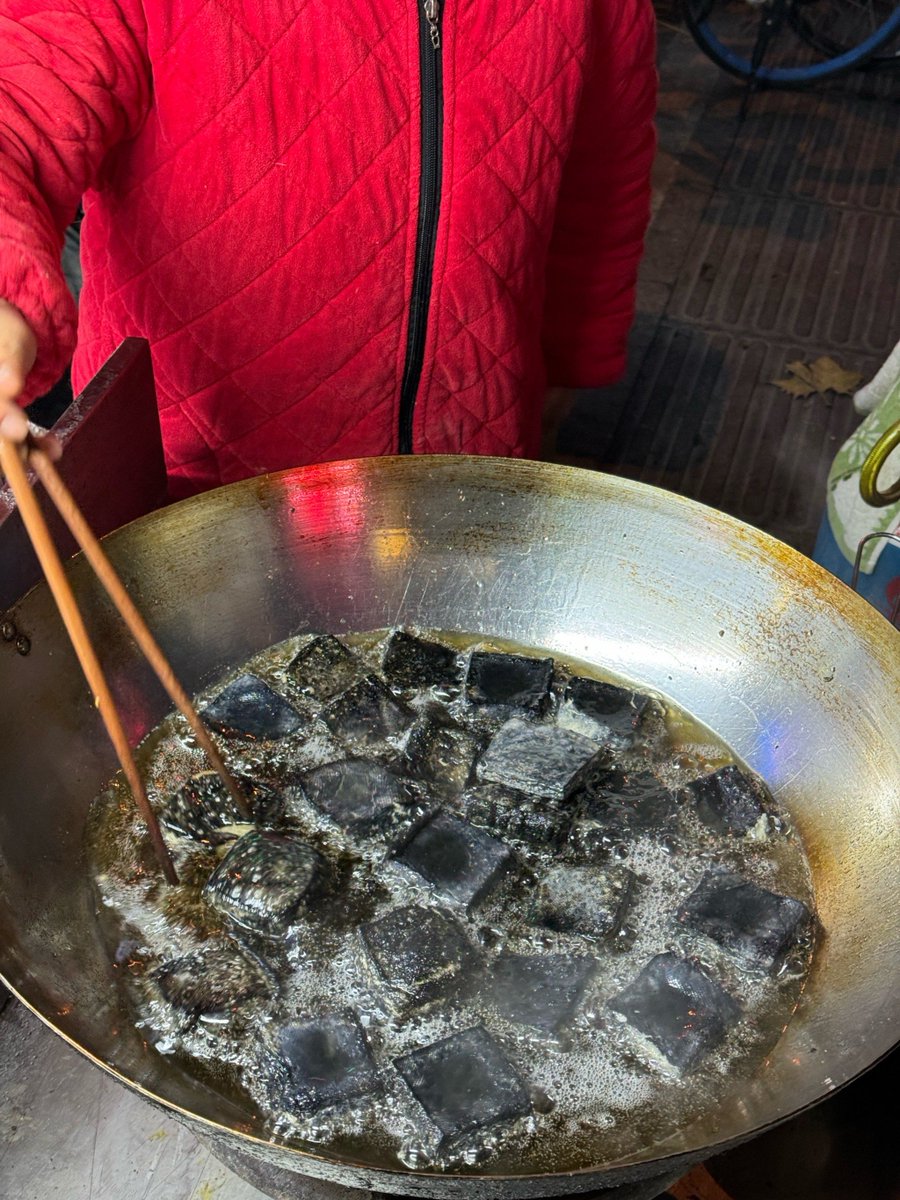 Slavka_111's tweet photo. Craving warm, crispy fried stinky tofu from the street stall Perfect late-night snack fix! https://t.co/RDVMsN54RJ