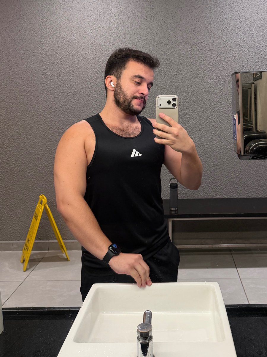 eupresley's tweet photo. LGBTs no topo? Preciso da ajuda de vocês! 🧡 

Fui indicado em 2 categorias no Prêmio iBest: melhor influenciador de economia e melhor influenciador de opinião. 

Eu ficaria muito feliz se votassem e compartilhassem com alguém, vou deixar o link nas replies. Obrigado, de verdade!