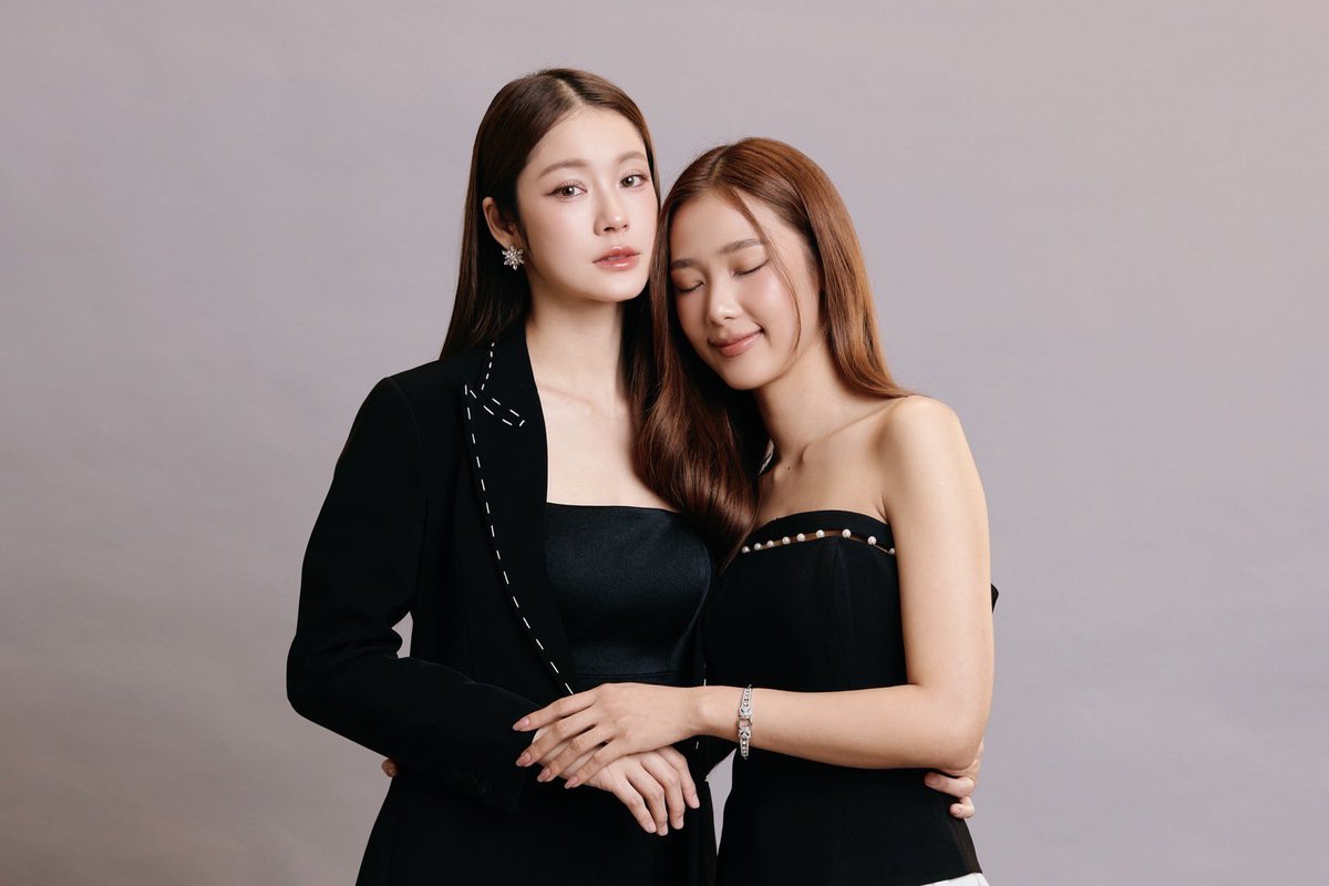 HerSeriesGMMTV's tweet photo. Her รักของเธอ 2M+ Views on Youtube 
ความรักของเธอเดินทางมาถึง 2M+ แล้ว ขอบคุณทุกคนที่ติดตามและมอบความรักให้กับเธอ แล้วมารอเจอเธอกันนะ ✨

🎥 https://t.co/WniIJk6EML

#Herรักของเธอ
#GMMTV https://t.co/x8t6S2W9fb