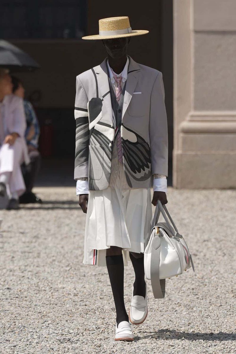 MaleFashTrends's tweet photo. Tradición y fantasía se encuentran en la pasarela de Thom Browne demostrando que la sastrería sigue siendo el mejor lienzo creativo #MFW #SS27 #PV27  https://t.co/1MfS0iEzdR https://t.co/jNxZNAoVKP